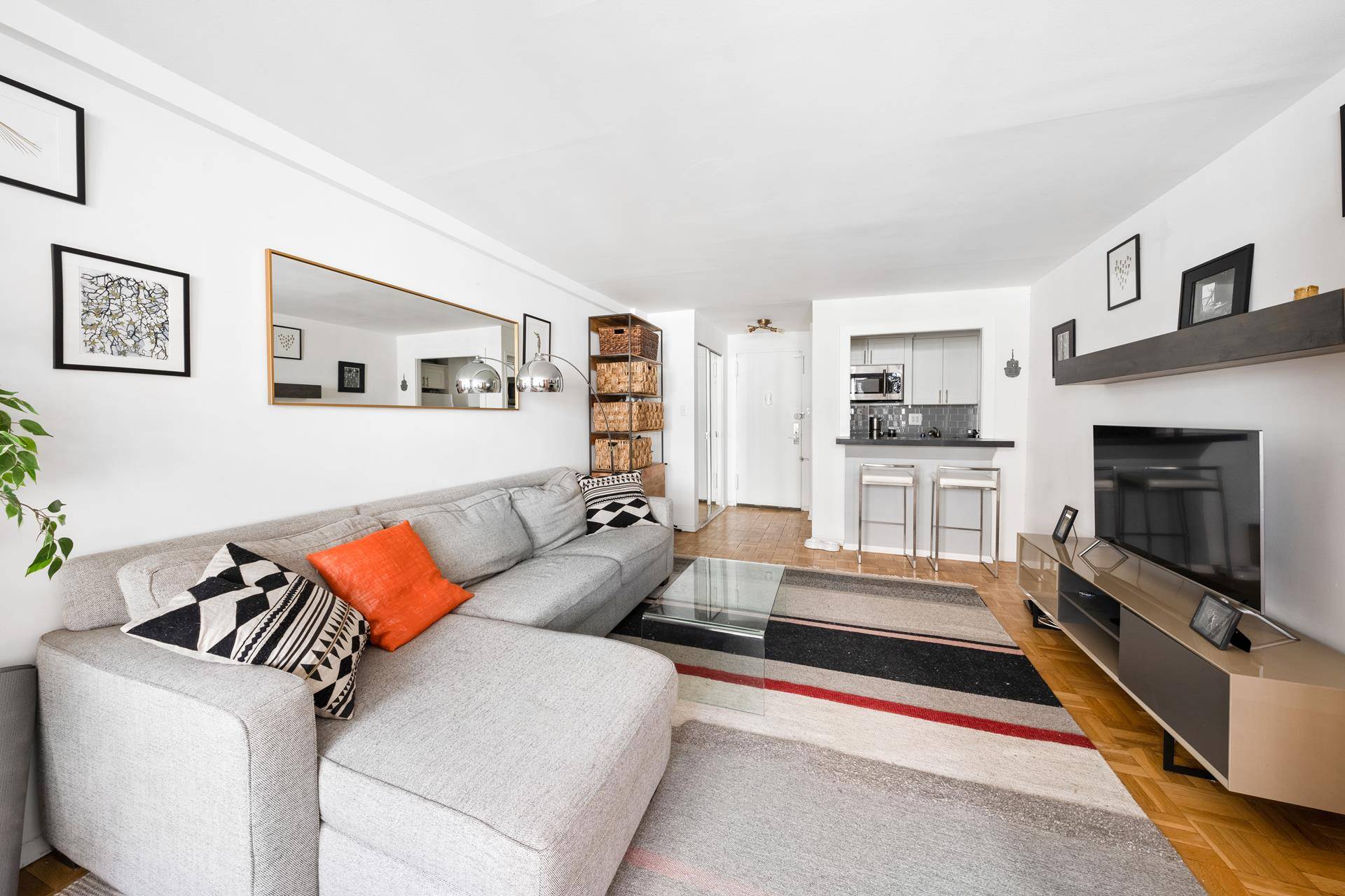 #1 photo, 310 E 70th Street, Upper East Side , NY 10021