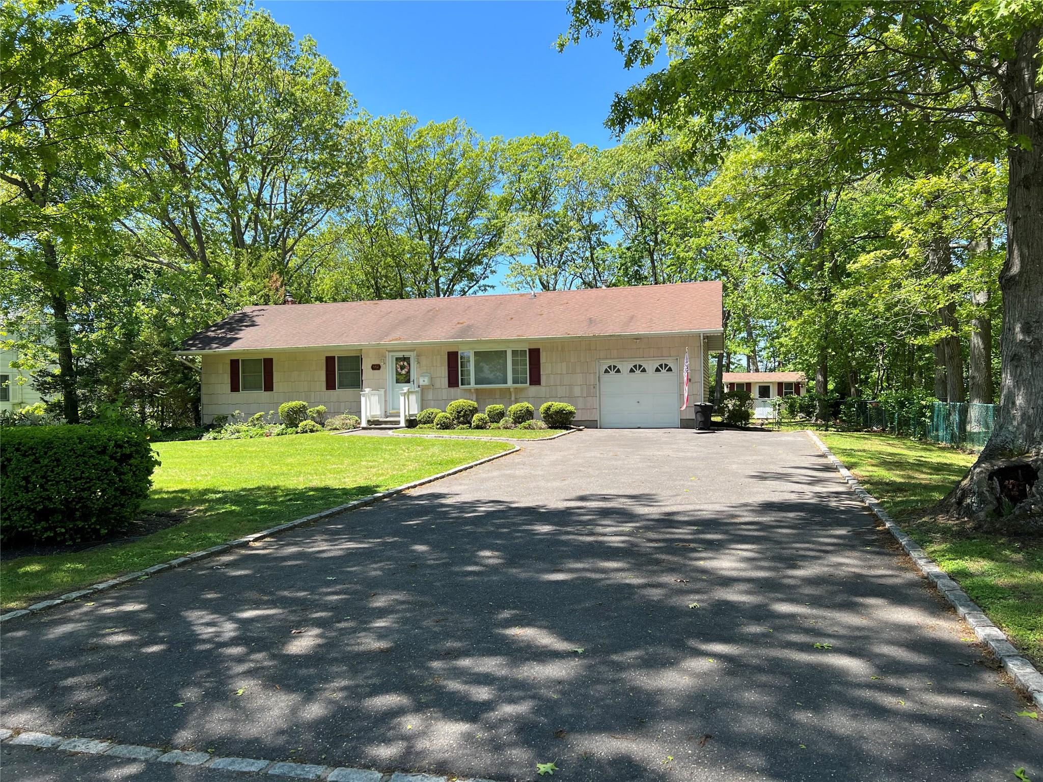 #1 photo, 662 Gillette Avenue, Bayport , NY 11705