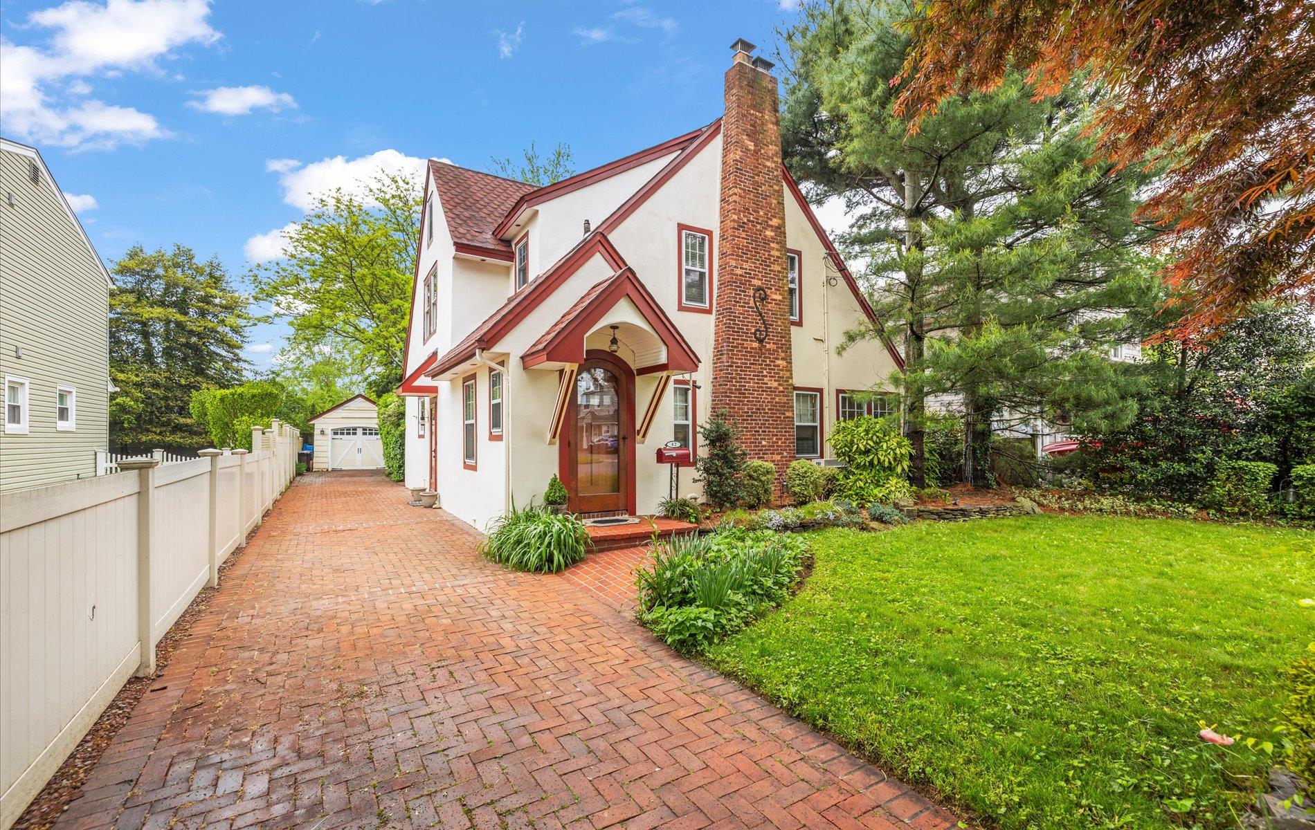 #1 photo, 42 Robbins Avenue, サフォーク郡 Amityville , NY 11701