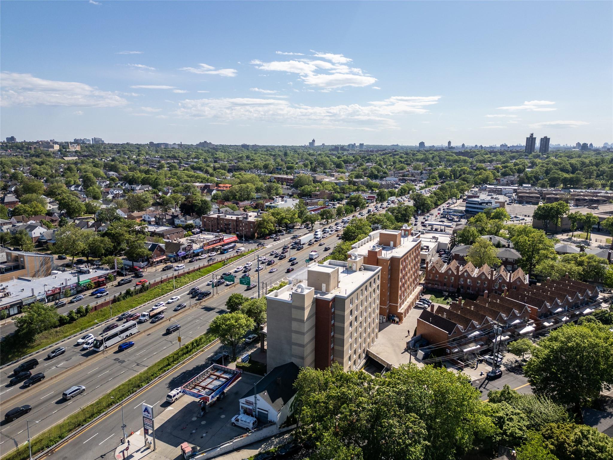 #8 photo, 18331 &18315 Horace Harding Exp, クイーンズ区 Fresh Meadows , NY 11365