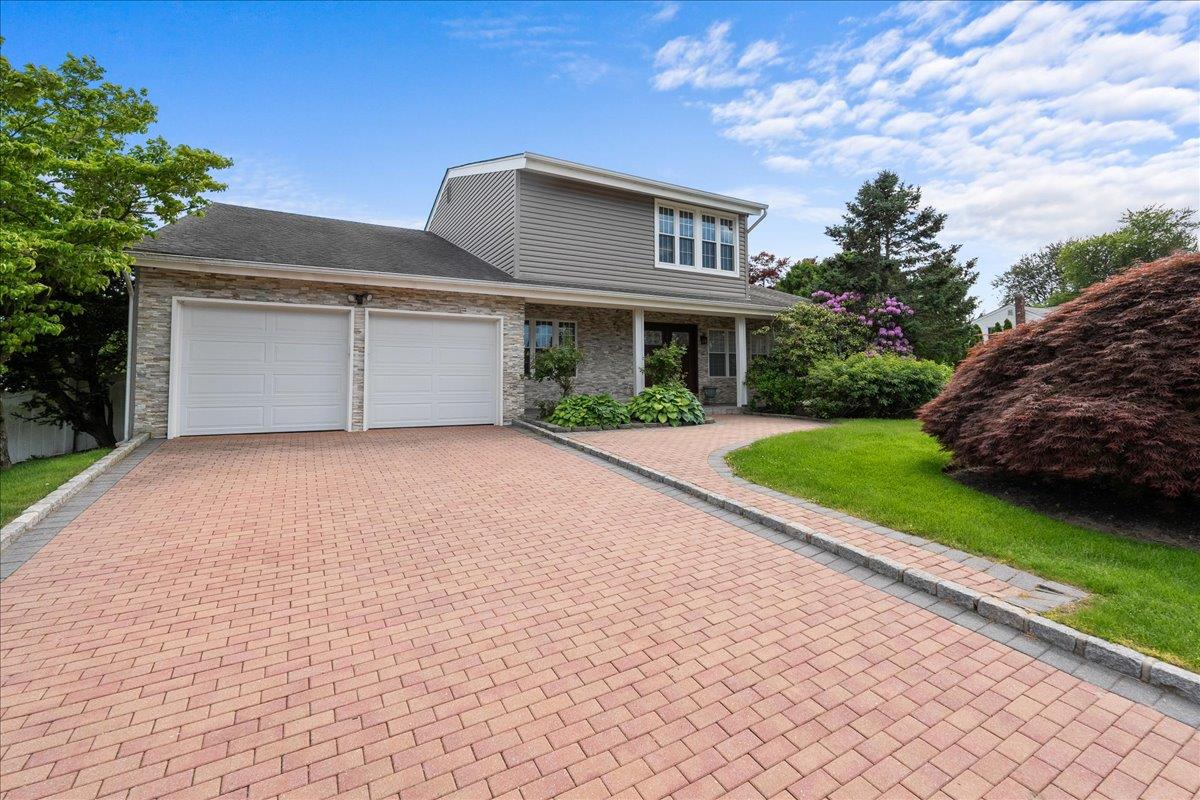 #1 photo, 18 Stirrup Lane, Glen Cove , NY 11542