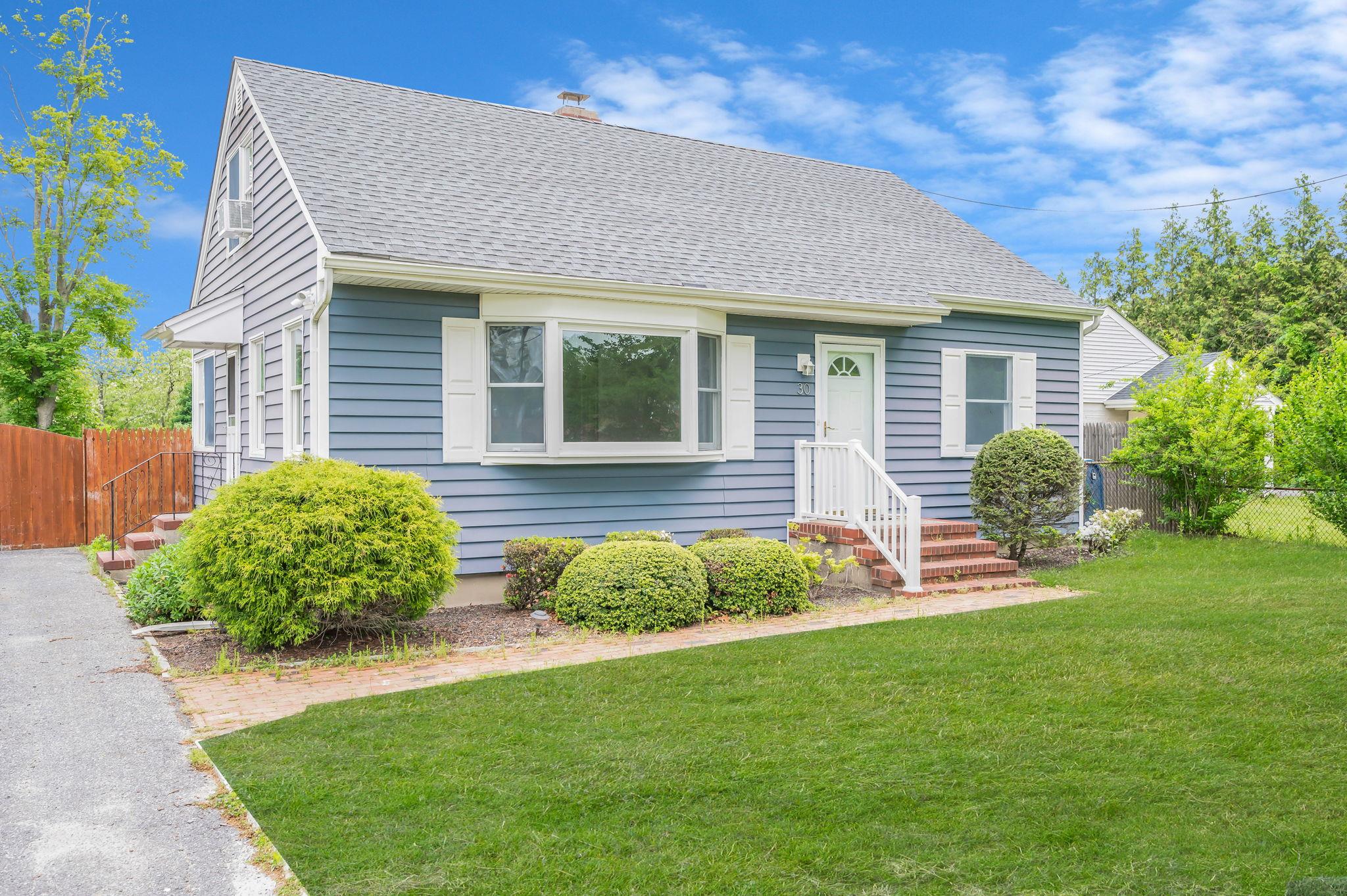 #1 photo, 30 Millbrook Lane, 東長島 Riverhead , NY 11901