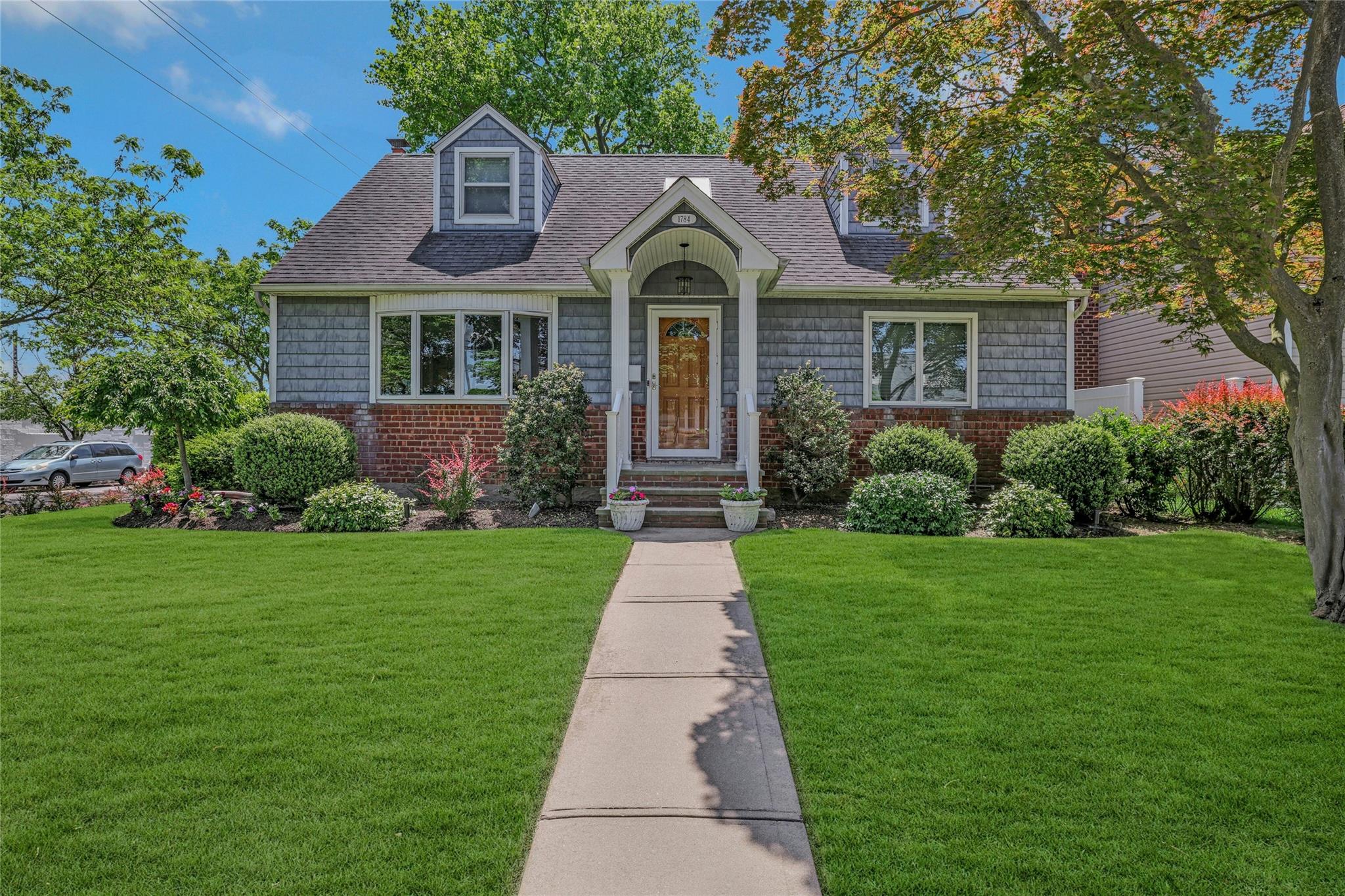 #1 photo, 1784 W End Avenue, New Hyde Park , NY 11040