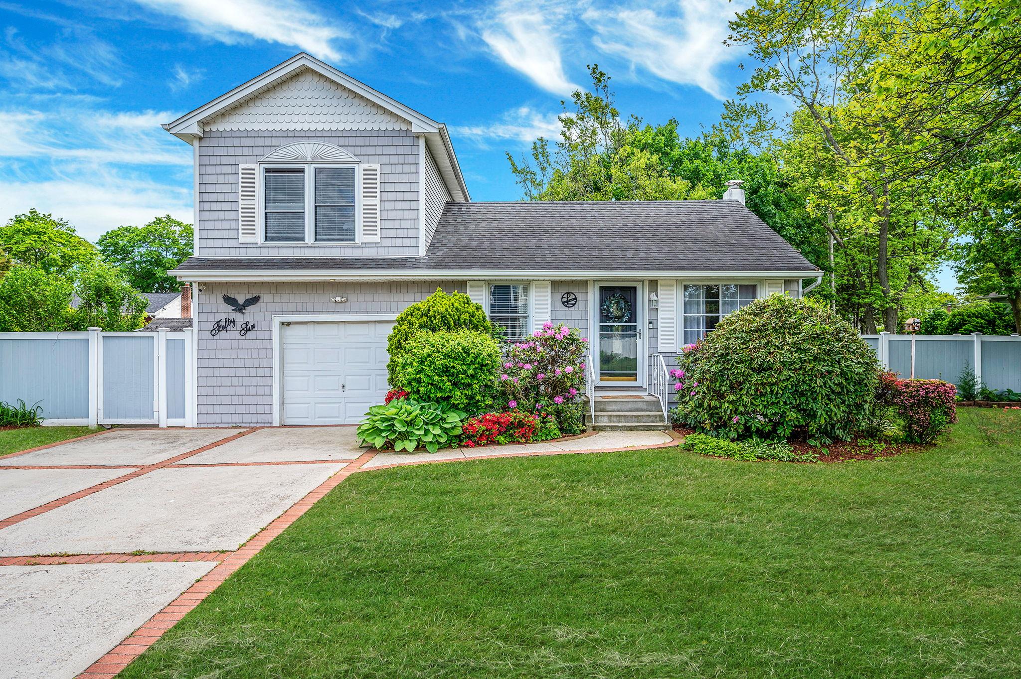 #1 photo, 56 15th Street, 東長島 West Babylon , NY 11704