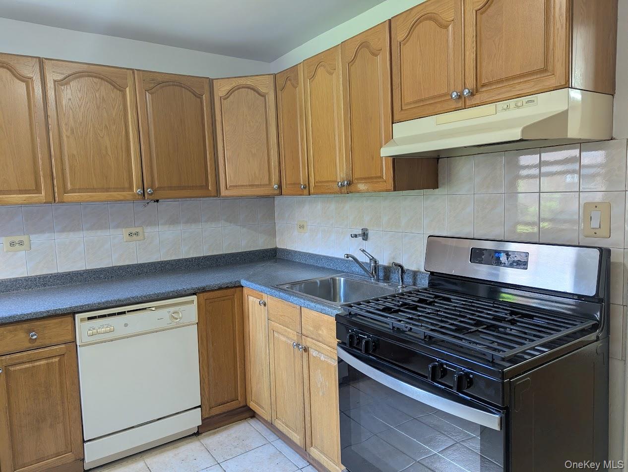 #17 photo, 94-31 59 Ave, クイーンズ区 Elmhurst , NY 11373