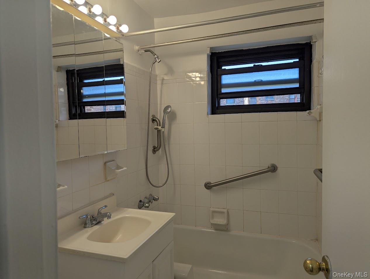 #20 photo, 94-31 59 Ave, クイーンズ区 Elmhurst , NY 11373