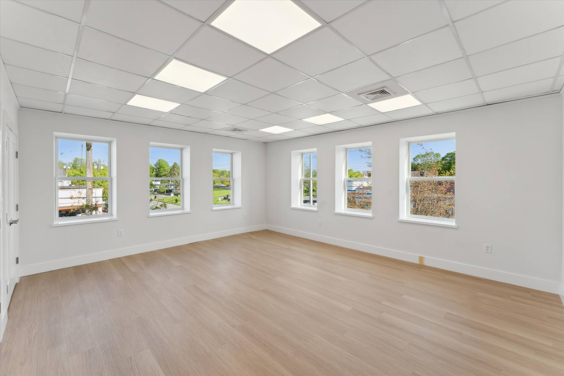 #28 photo, 1-15 Hill St, サフォーク郡 Southampton , NY 11968