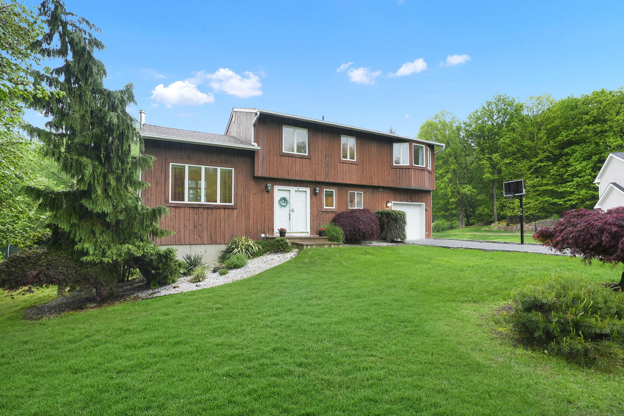 #1 photo, 300 Chestnut Court, Yorktown Heights , NY 10598