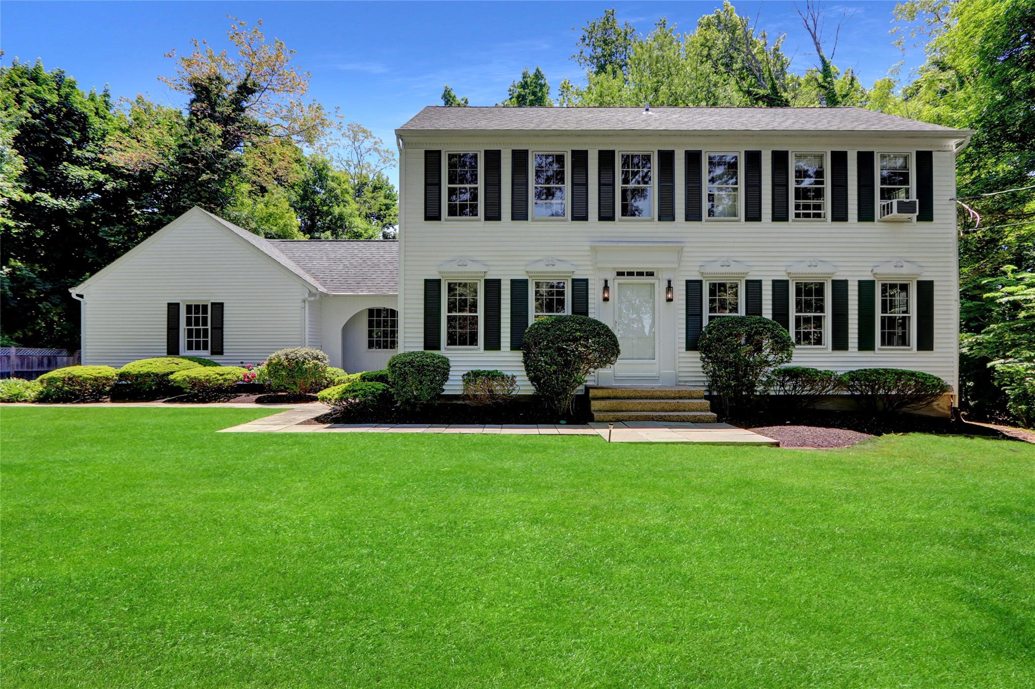 #1 photo, 14 Wainscott Lane, سوفولك East Setauket , NY 11733