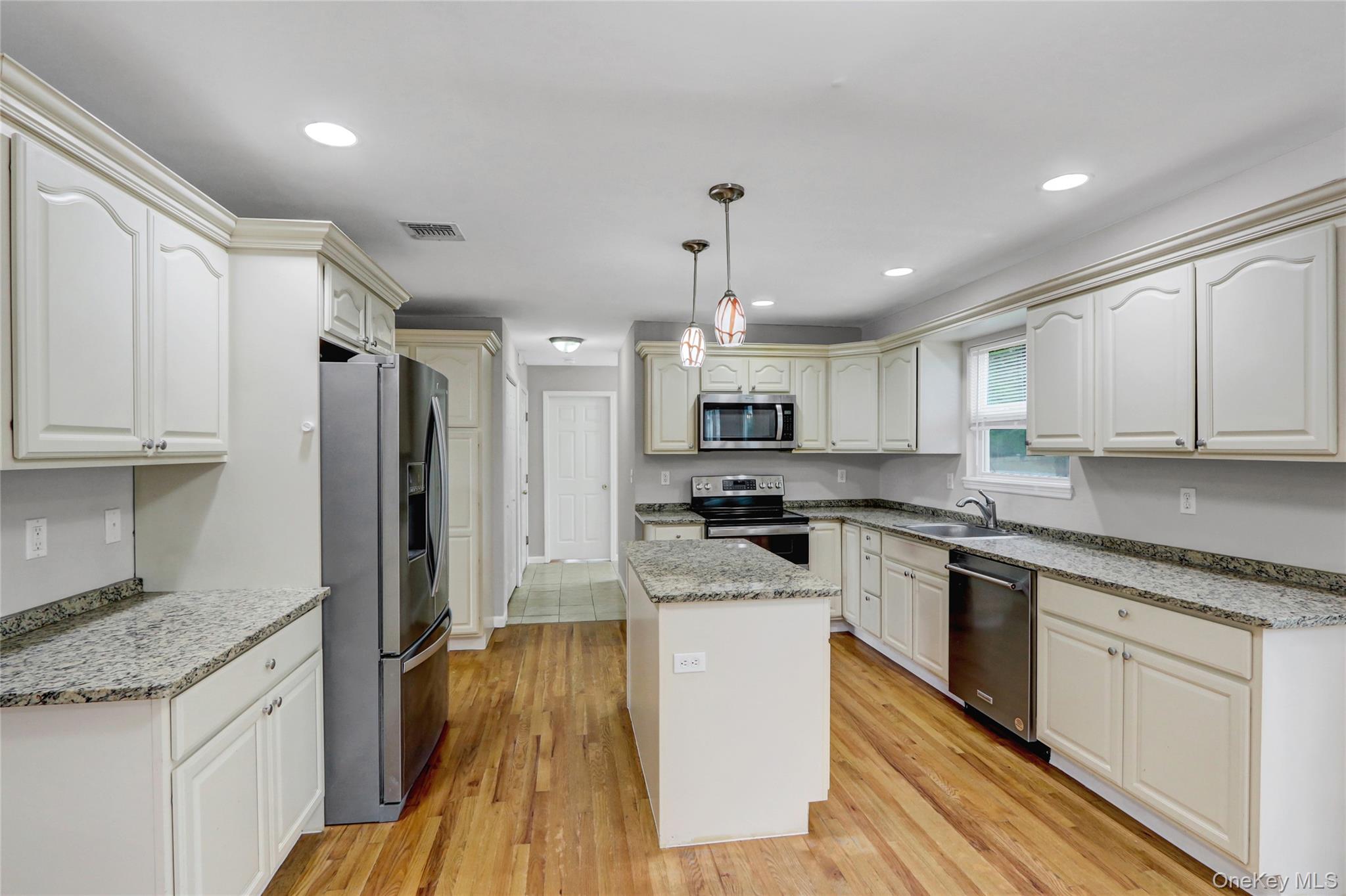 #14 photo, 27 Inwood Avenue, サフォーク郡 Selden , NY 11784