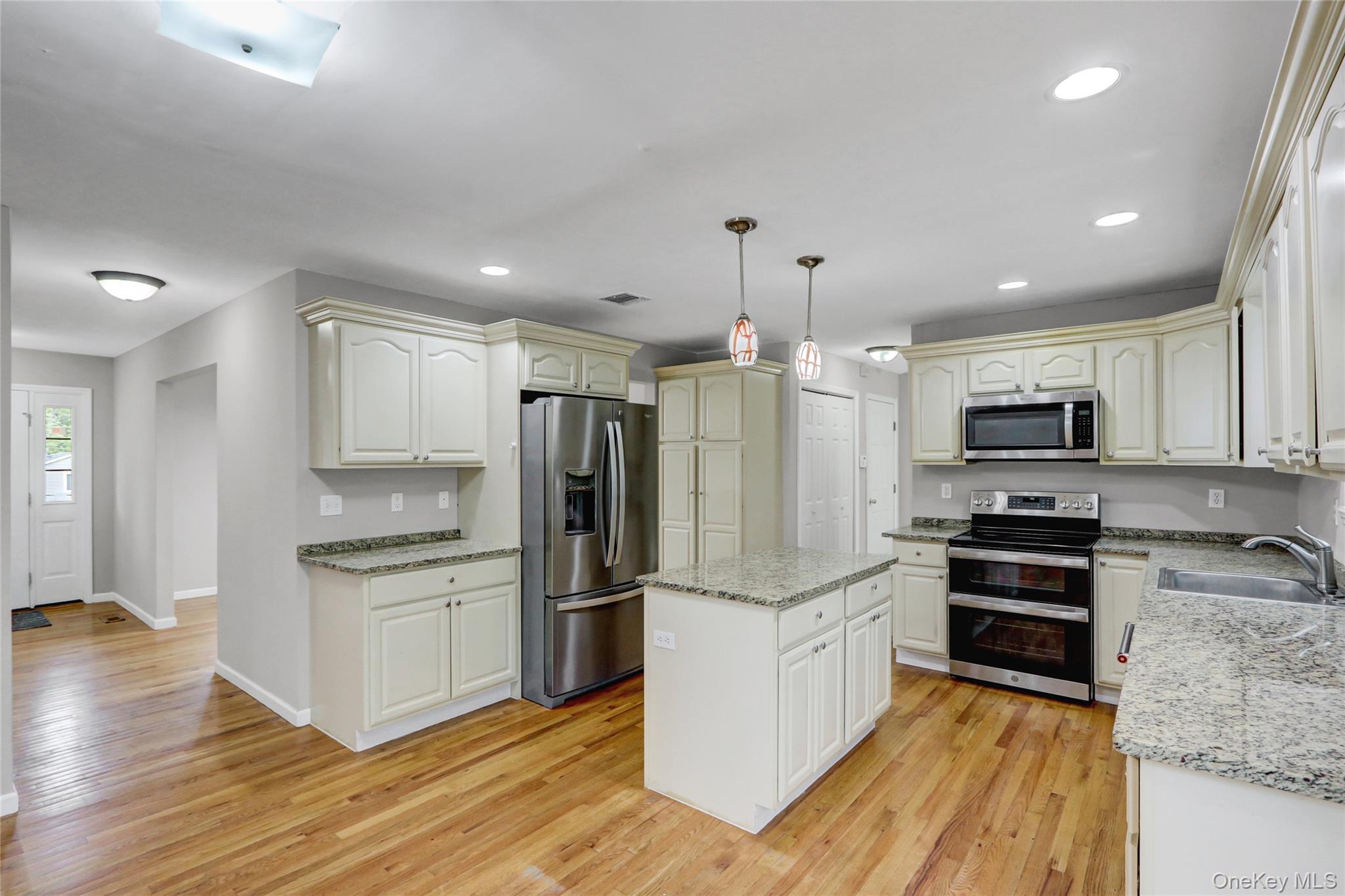 #16 photo, 27 Inwood Avenue, サフォーク郡 Selden , NY 11784