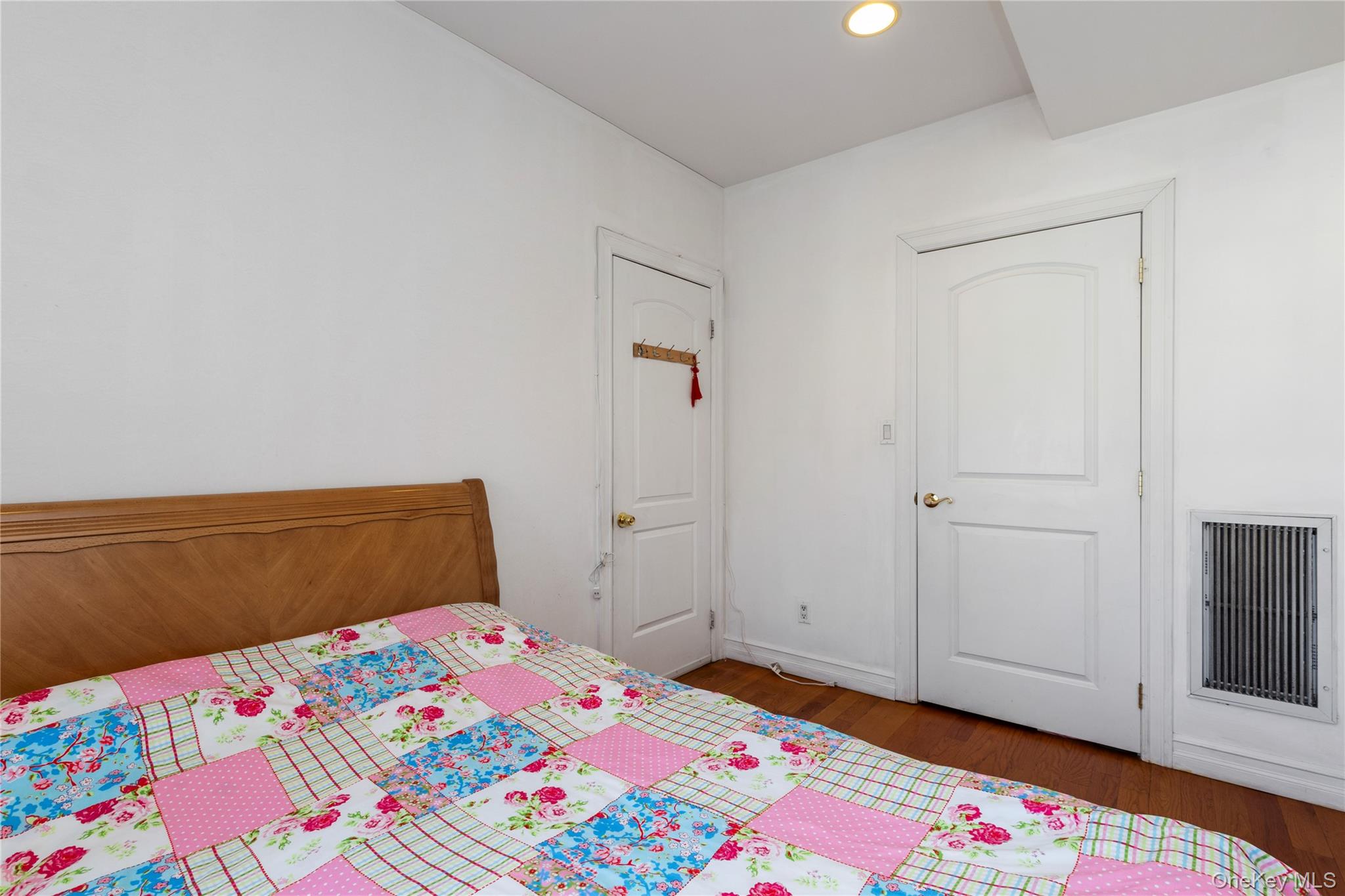 #12 photo, 107-16 37TH Avenue, クイーンズ区 Corona , NY 11368