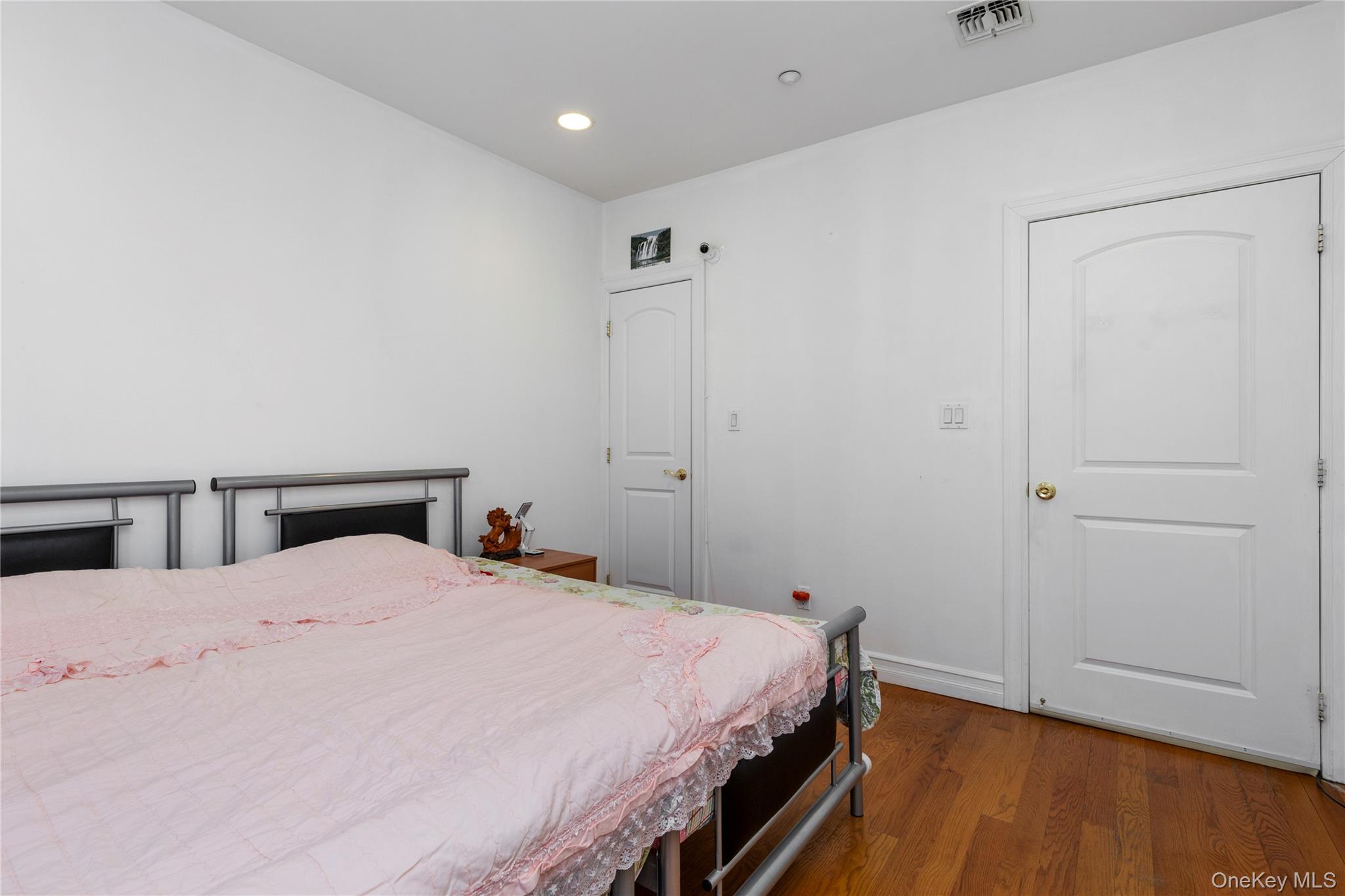 #9 photo, 107-16 37TH Avenue, クイーンズ区 Corona , NY 11368