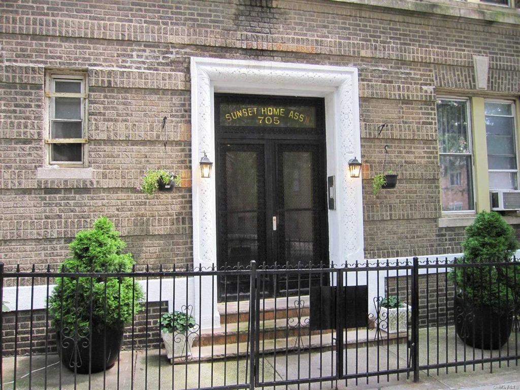 #1 photo, 705 41st Street, 布鲁克林 Brooklyn , NY 11232