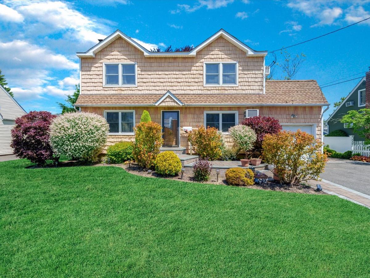 #1 photo, 261 N Albany Avenue, Massapequa , NY 11758