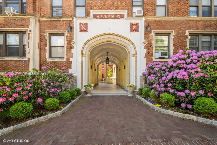 #1 photo, 31 Pondfield Road, 브롱크스 Bronxville , NY 10708