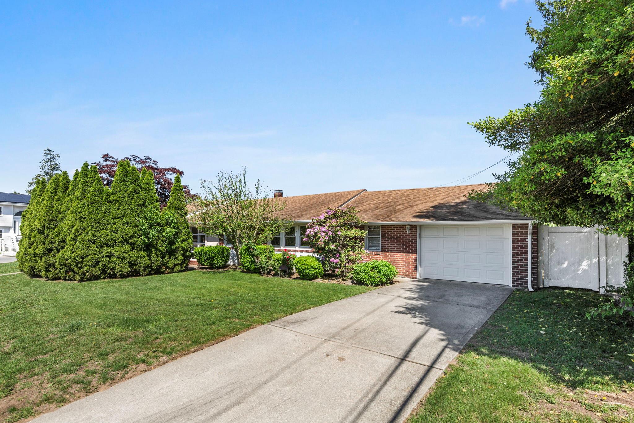 #1 photo, 2641 Woods Avenue, ナッソー郡 East Meadow , NY 11554