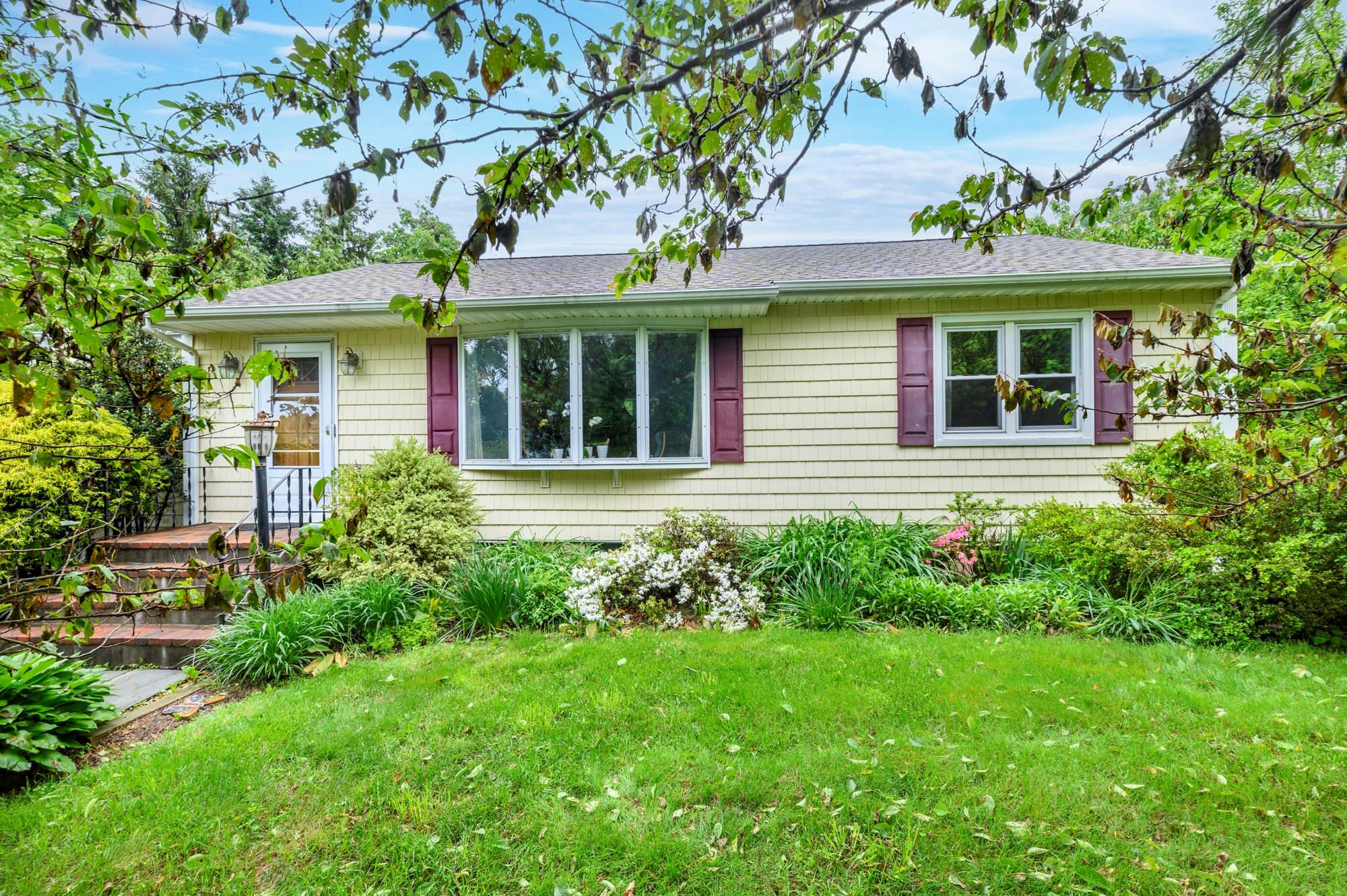 #1 photo, 10 Sunset Drive, Yorktown Heights , NY 10598