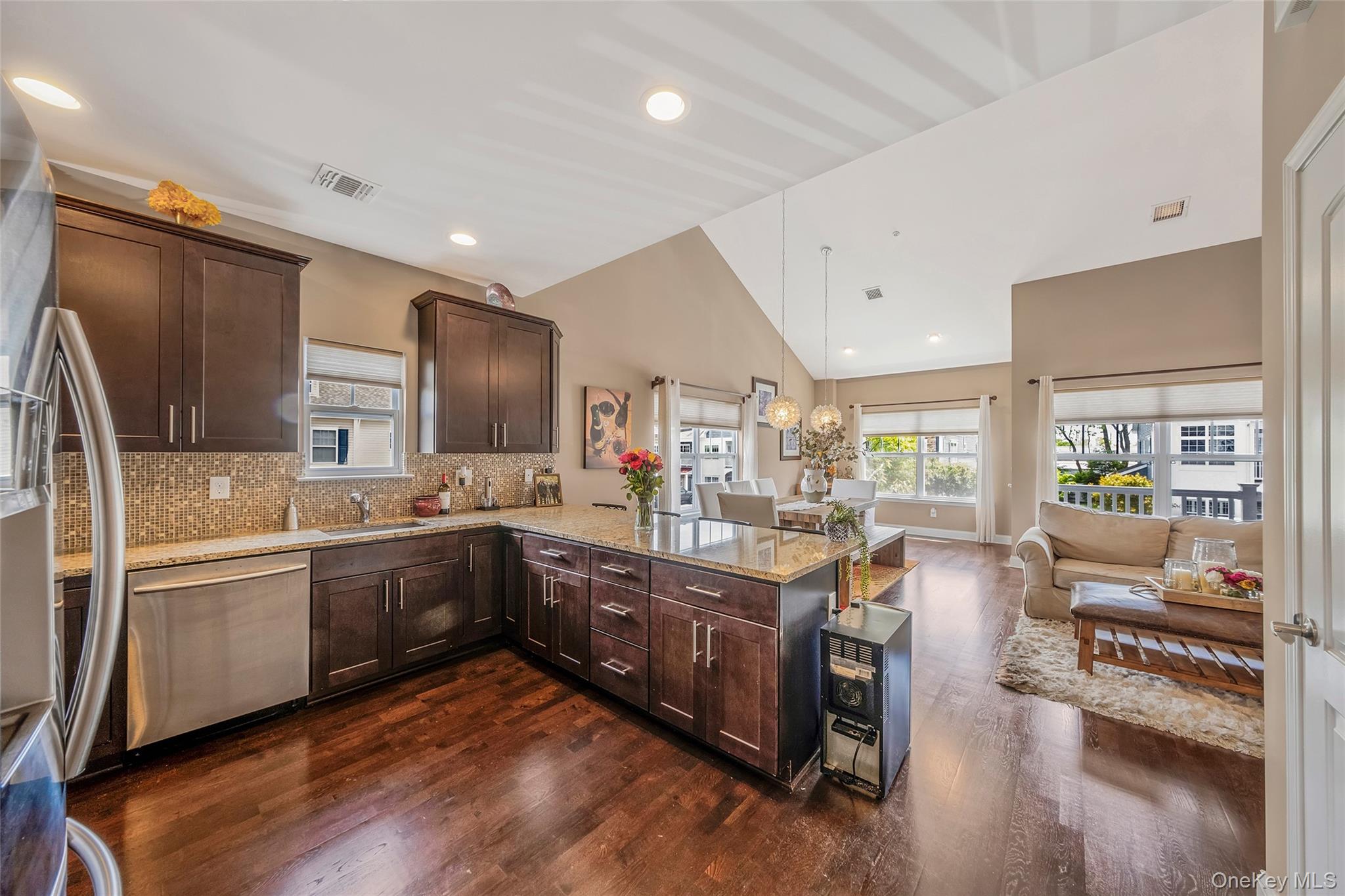 #10 photo, 135 Rosebud Court, サフォーク郡 Patchogue , NY 11772