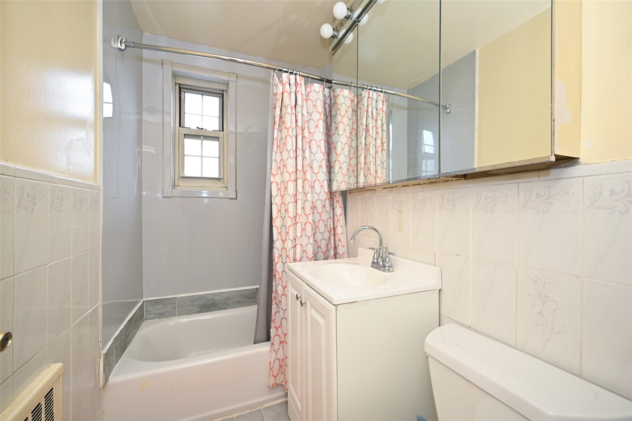 #10 photo, 69-27 210 Street, كوينز Oakland Gardens , NY 11364