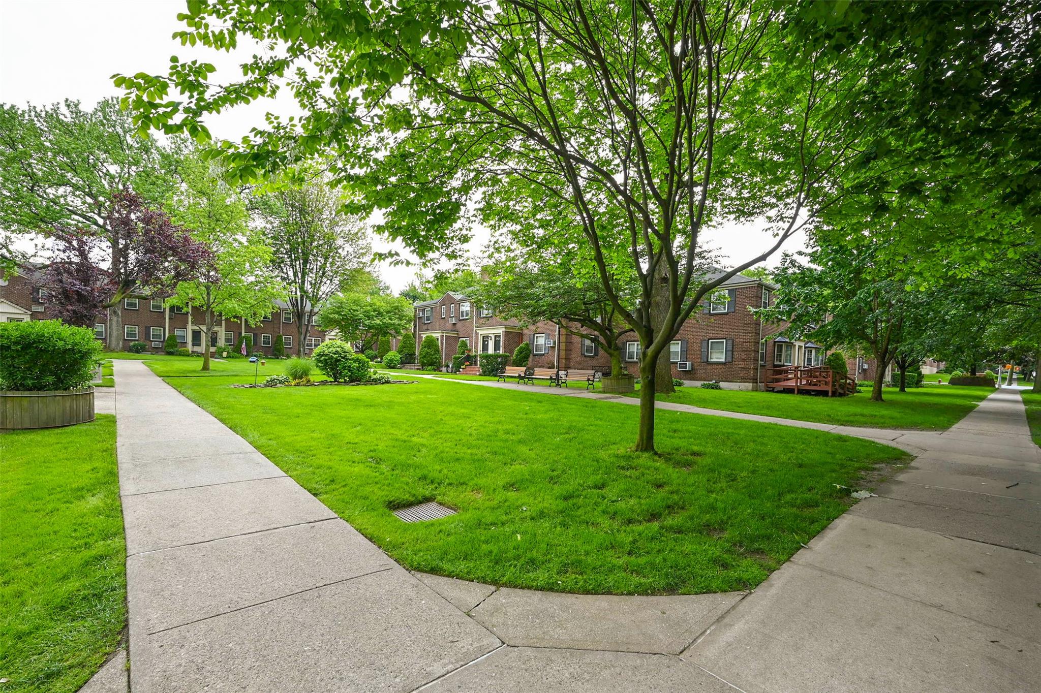 #11 photo, 69-27 210 Street, كوينز Oakland Gardens , NY 11364