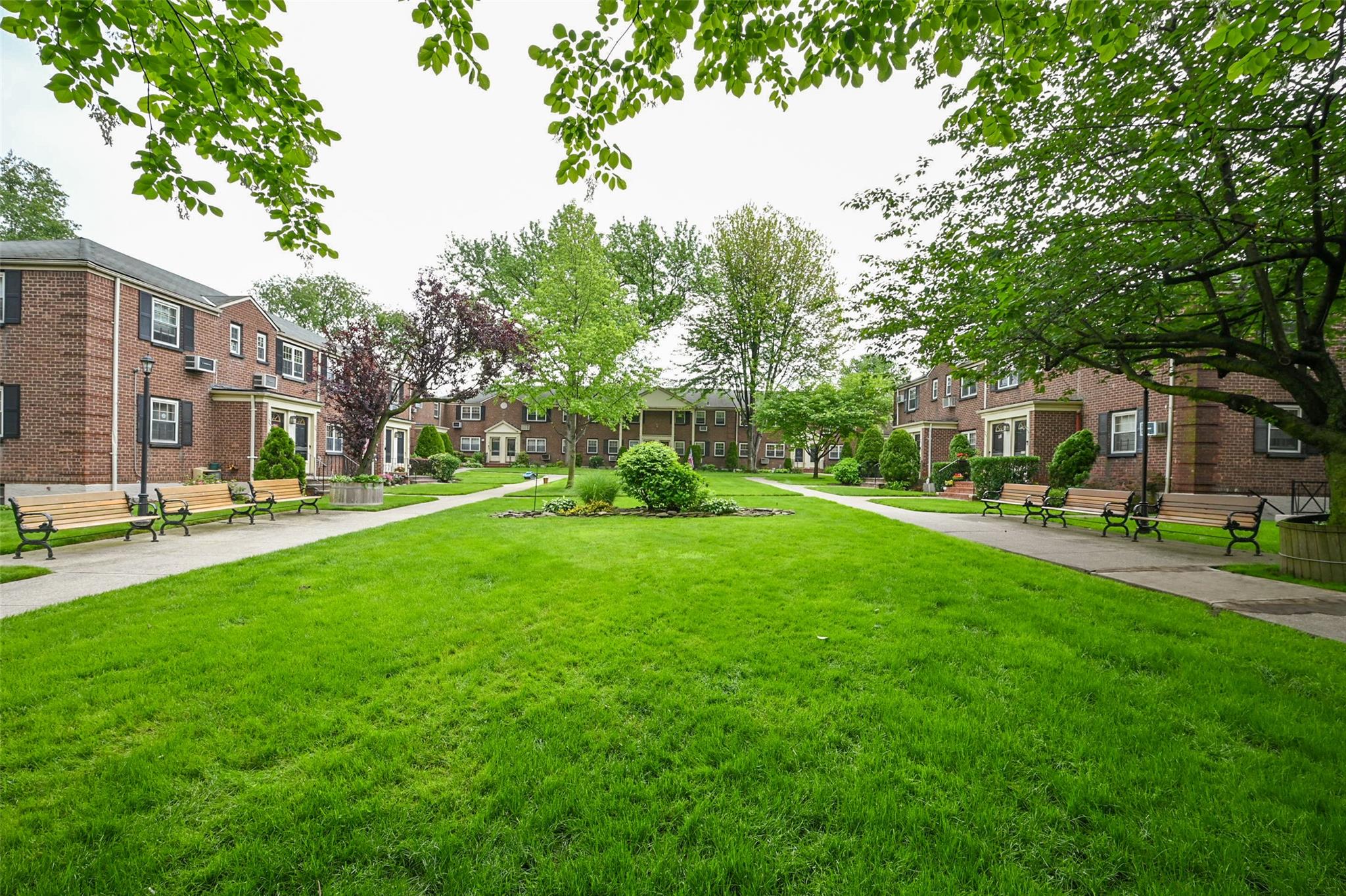 #12 photo, 69-27 210 Street, كوينز Oakland Gardens , NY 11364