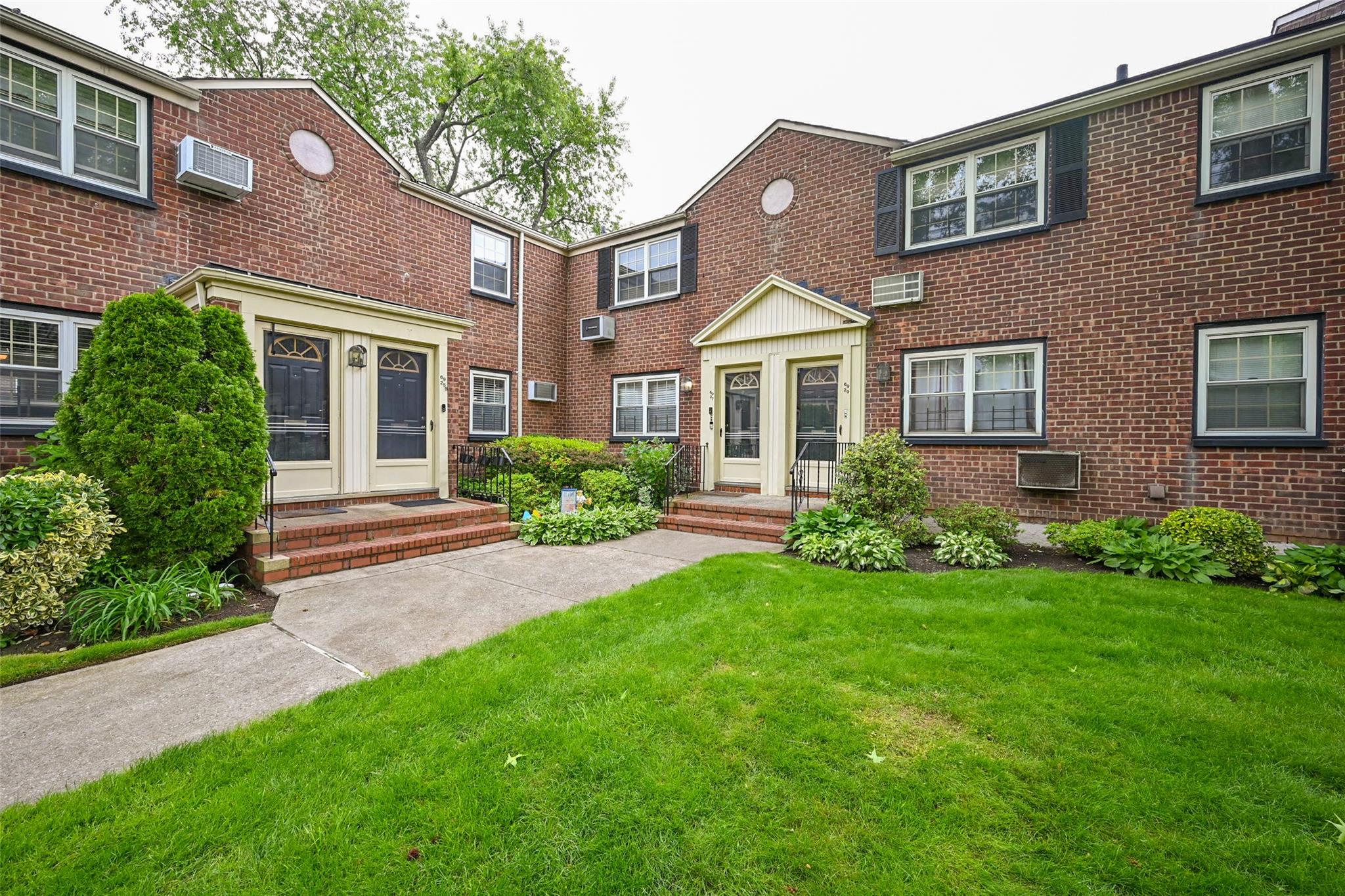 #17 photo, 69-27 210 Street, كوينز Oakland Gardens , NY 11364