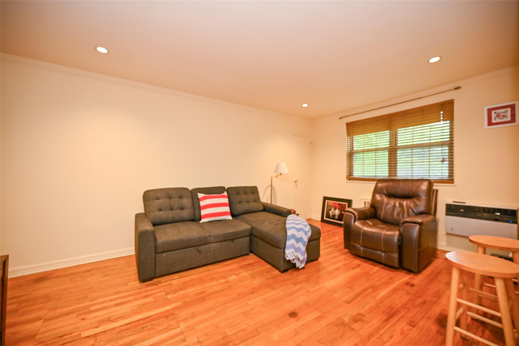 #2 photo, 69-27 210 Street, كوينز Oakland Gardens , NY 11364