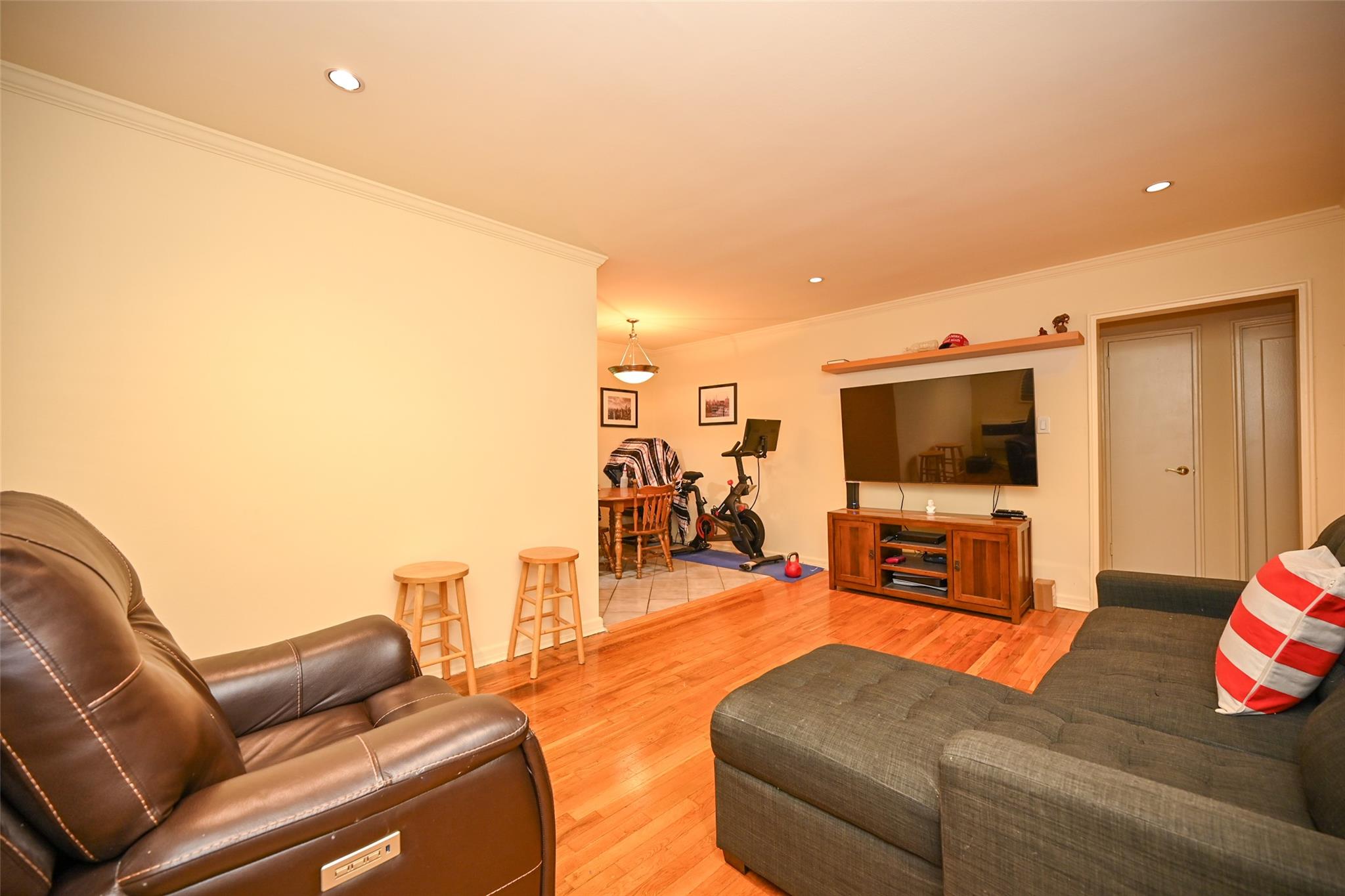 #3 photo, 69-27 210 Street, كوينز Oakland Gardens , NY 11364