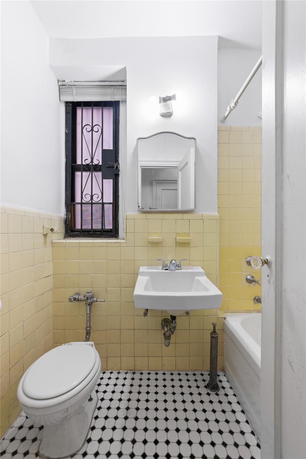 #8 photo, 3000 Valentine Avenue, ブロンクス区 Bronx , NY 10458