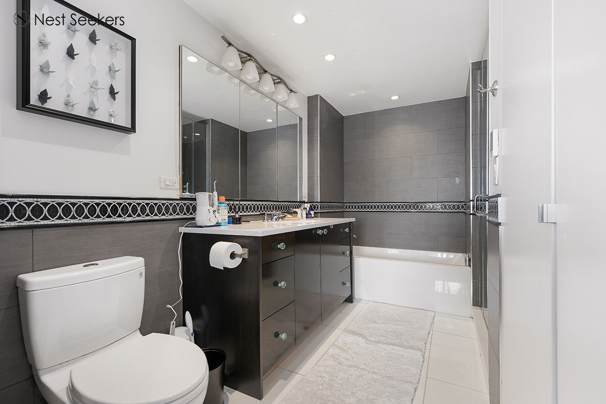 #10 photo, 215-217 E 96th Street, マンハッタン East Harlem , NY 10128