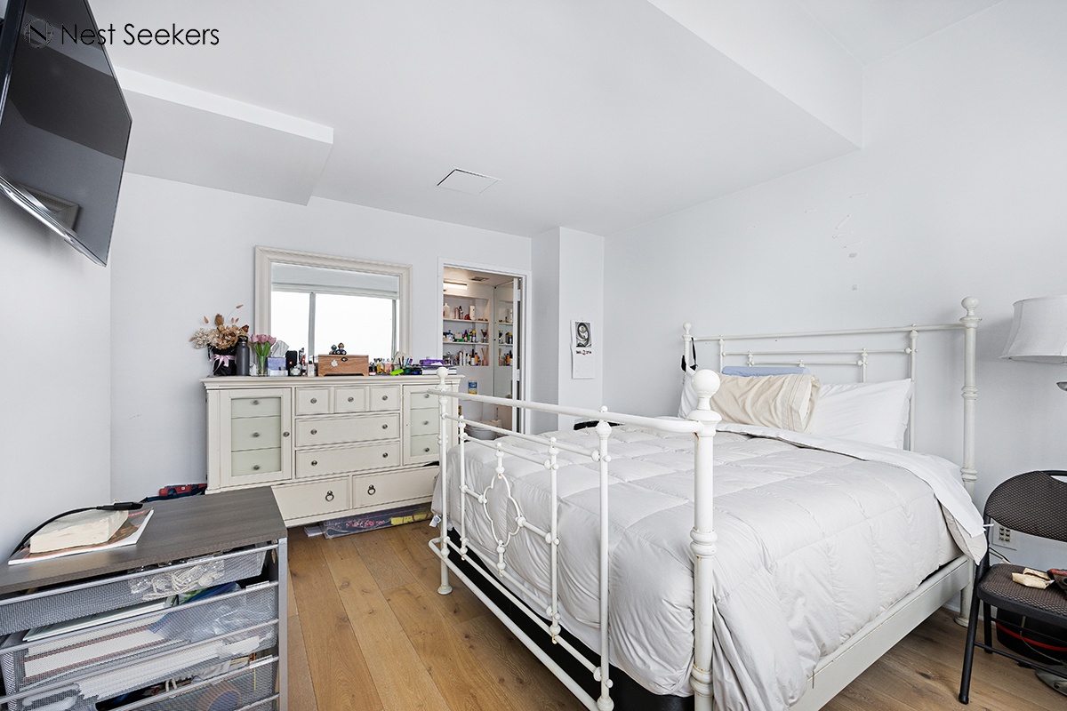 #12 photo, 215-217 E 96th Street, マンハッタン East Harlem , NY 10128