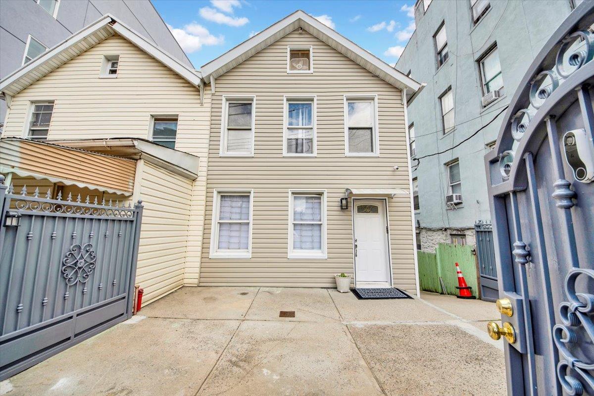 #1 photo, 735 E 216th Street, Bronx , NY 10467