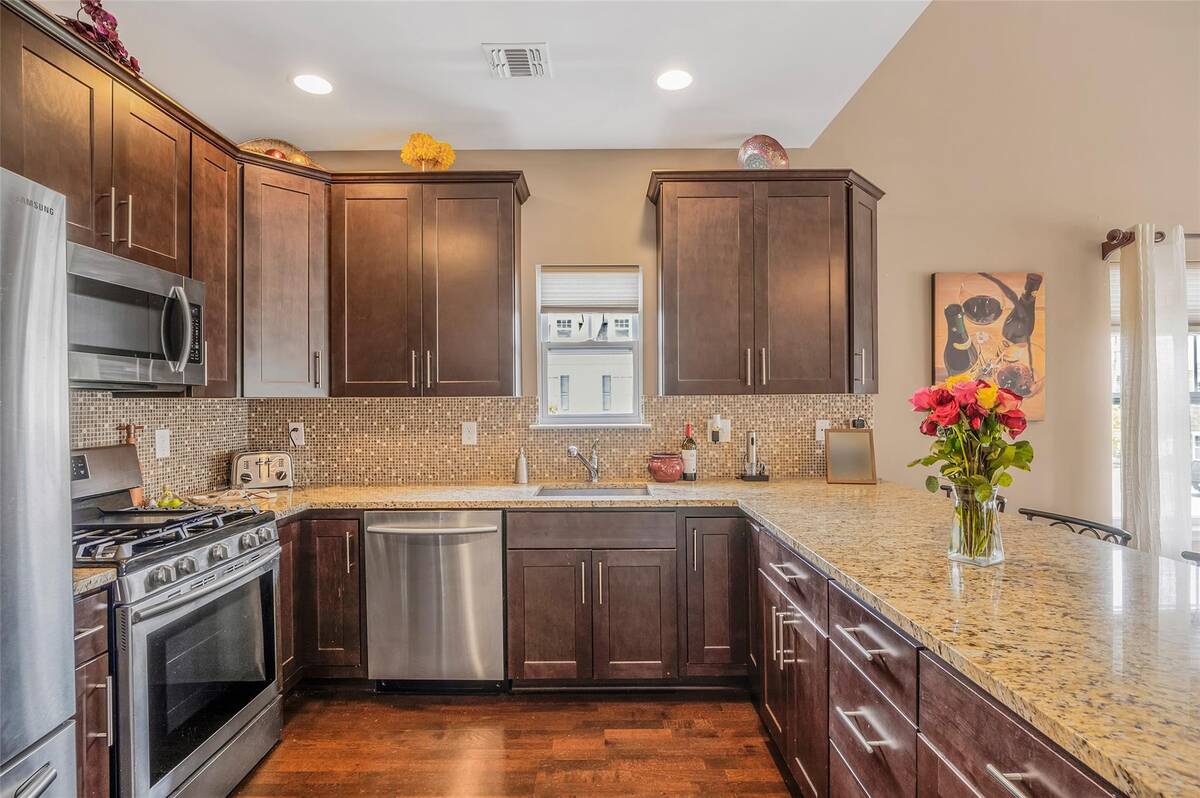 #10 photo, 135 Rosebud Court, サフォーク郡 Patchogue , NY 11772