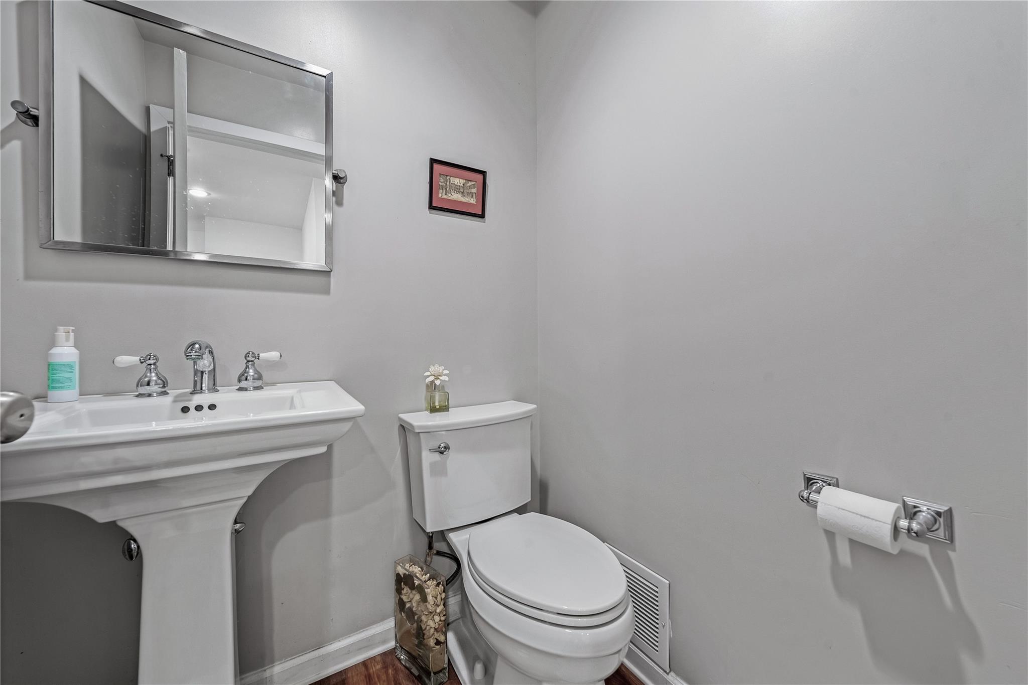 #19 photo, 291 Starling Court, Manhasset , NY 11030