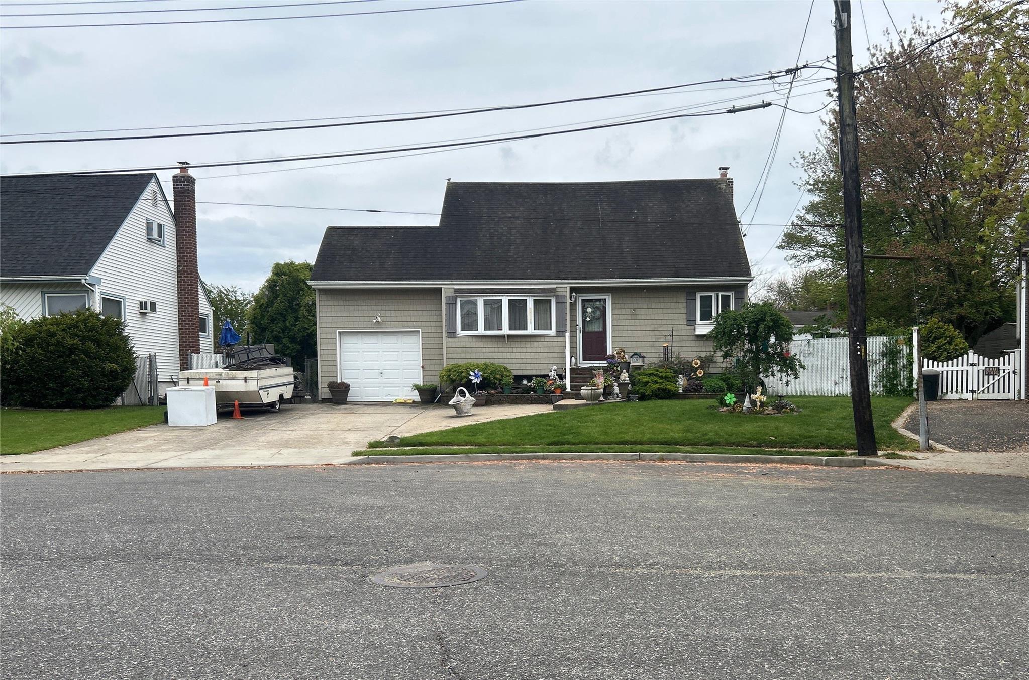#1 photo, 34 Karen Street, 東長島 West Babylon , NY 11704