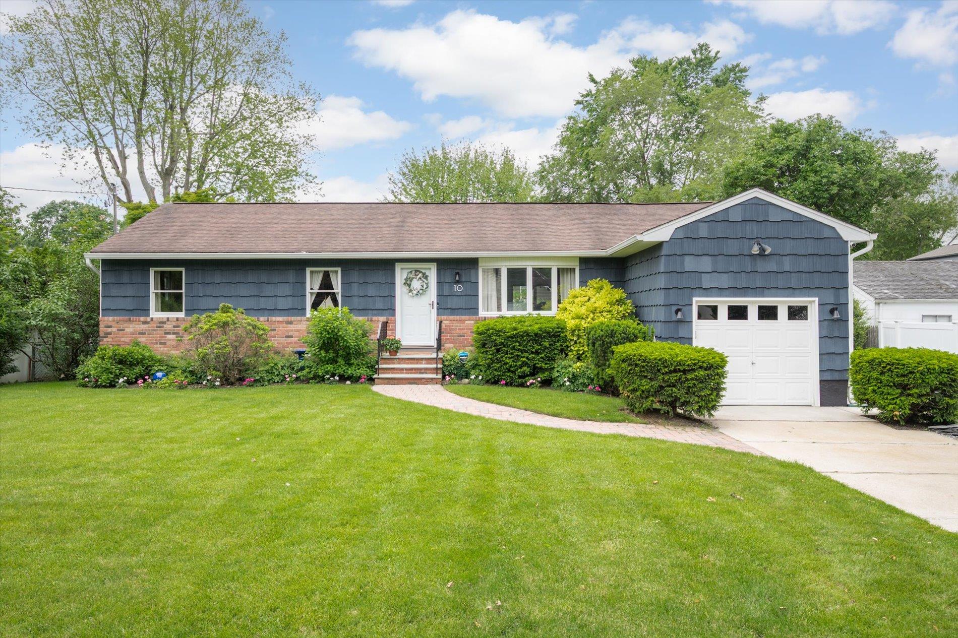 #1 photo, 10 Montana Street, Huntington , NY 11743