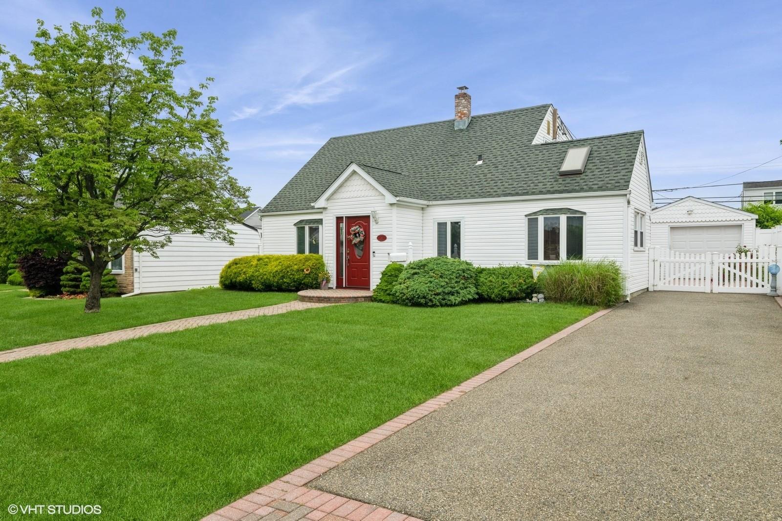 #1 photo, 34 Castle Lane, Levittown , NY 11756