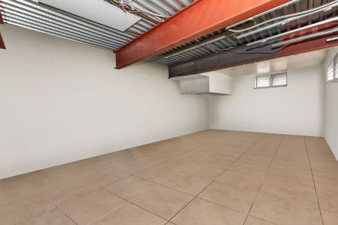 #12 photo, 21-01 College Point Boulevard, クイーンズ区 College Point , NY 11356