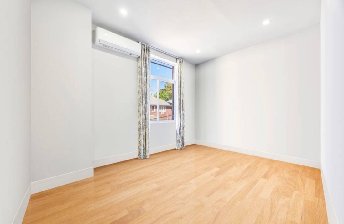 #4 photo, 21-01 College Point Boulevard, クイーンズ区 College Point , NY 11356