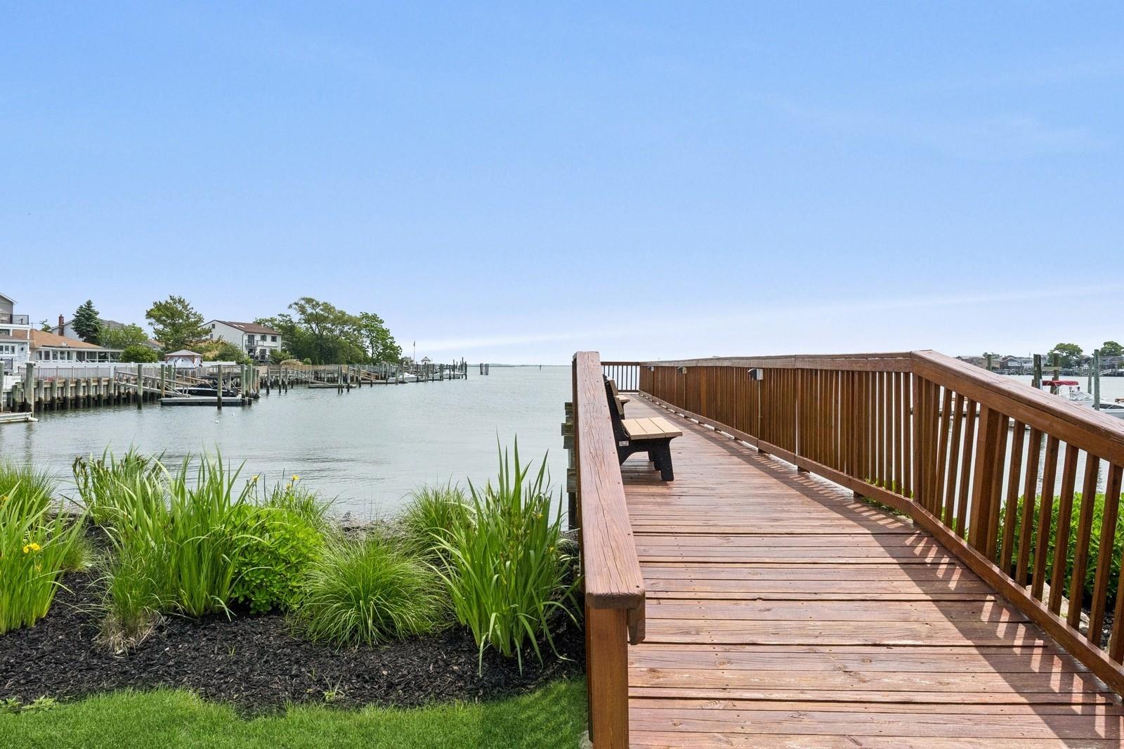 #8 photo, 100 Baker Court, 長島 島公園 Island Park , NY 11558