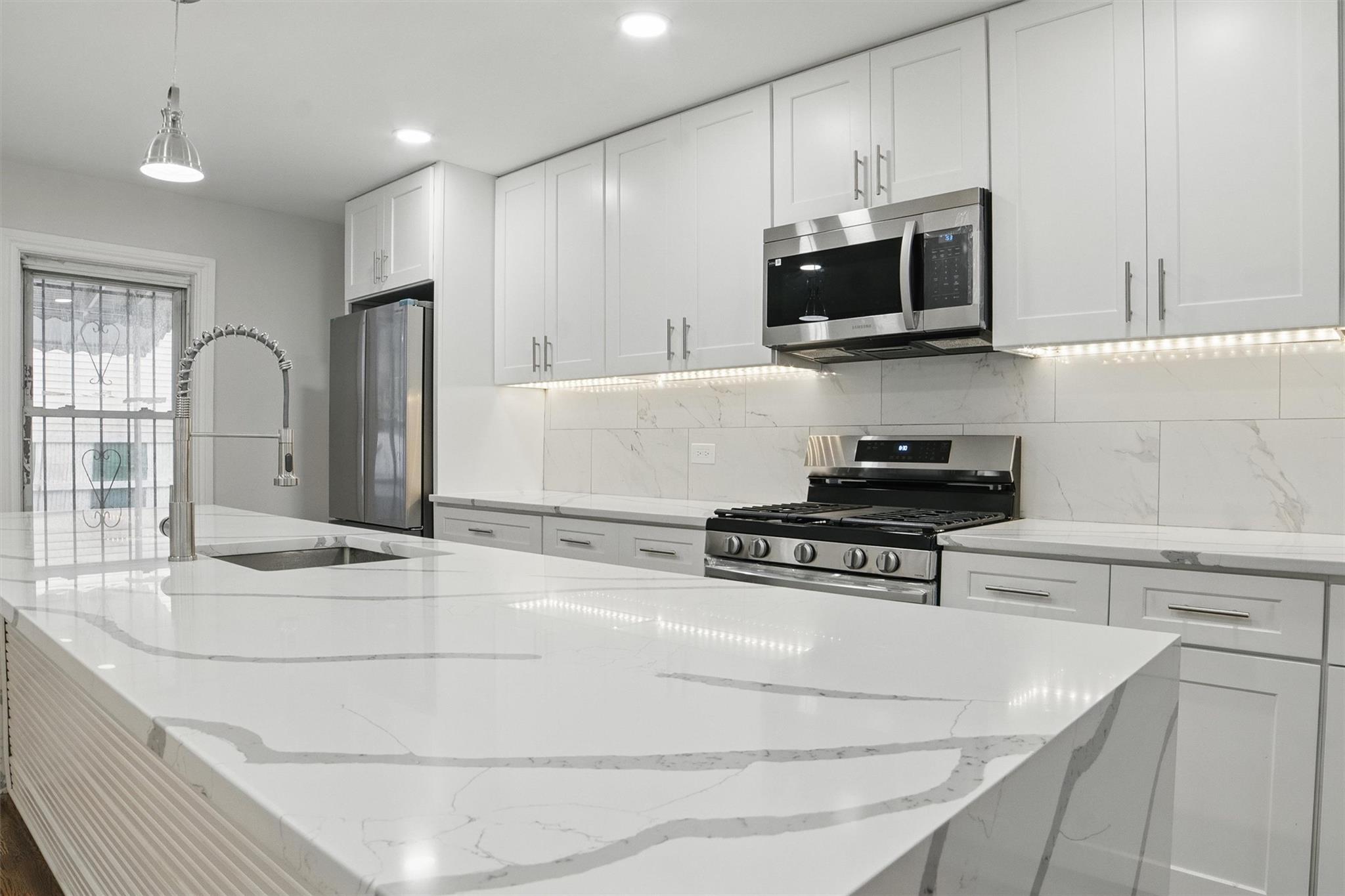 #1 photo, 4163 Laconia Avenue, برونكس Bronx , NY 10466