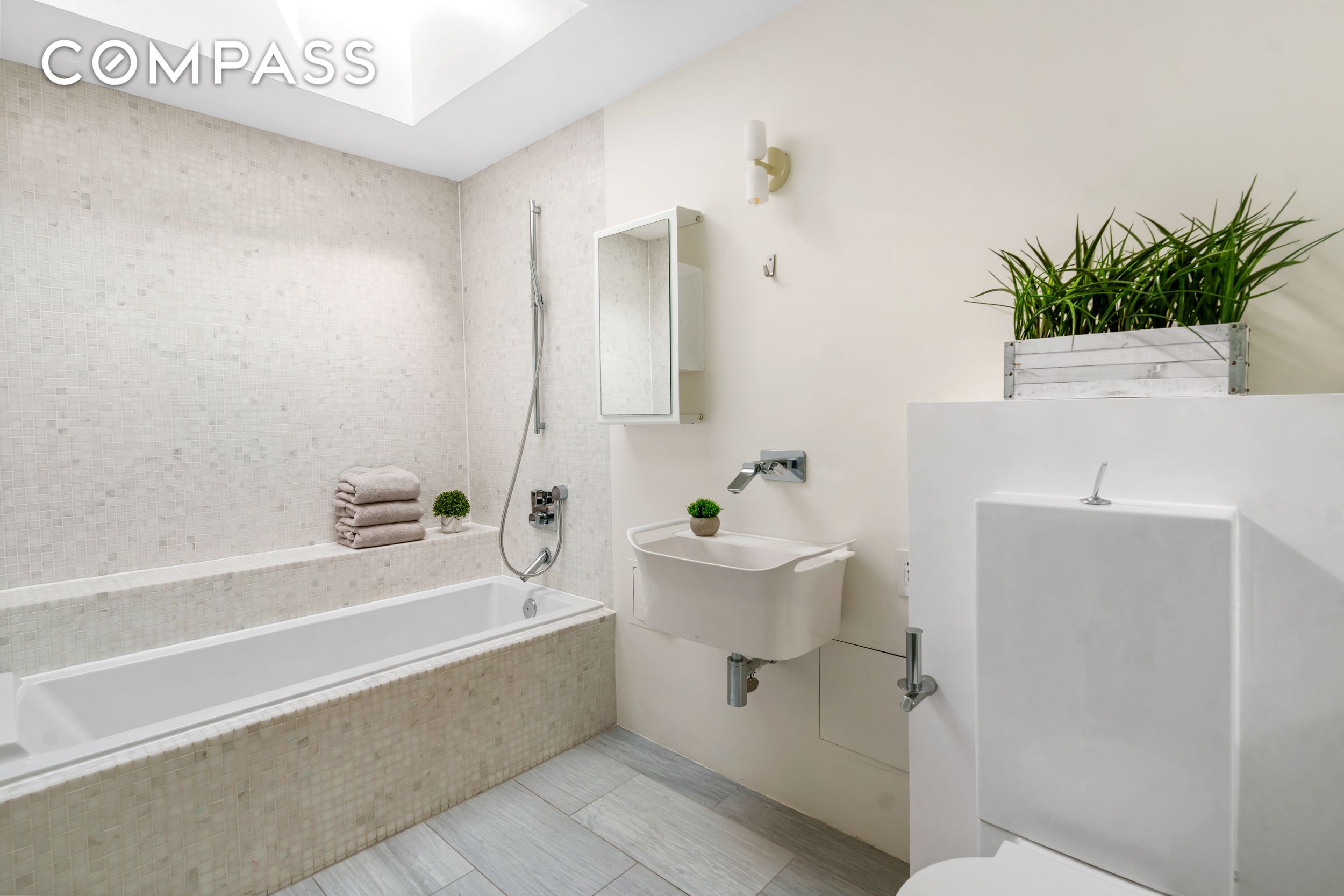 #11 photo, 214 E 9th Street, マンハッタン East Village , NY 10003