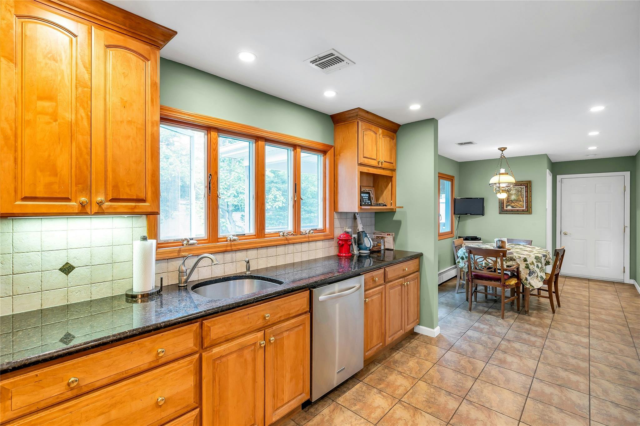 #10 photo, 105 Browns Road, サフォーク郡 Nesconset , NY 11767