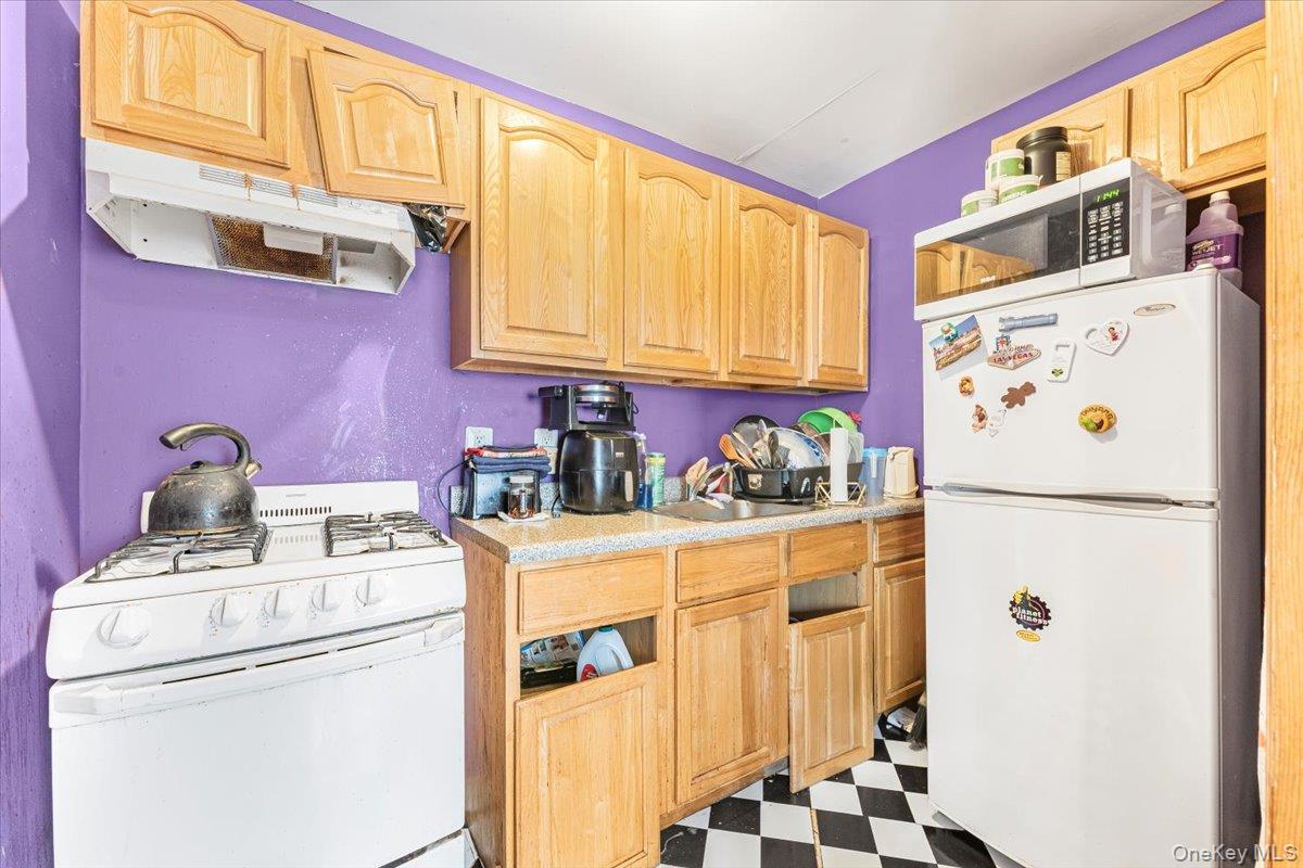 #17 photo, 977 E 179th Street, Bronx , NY 10460