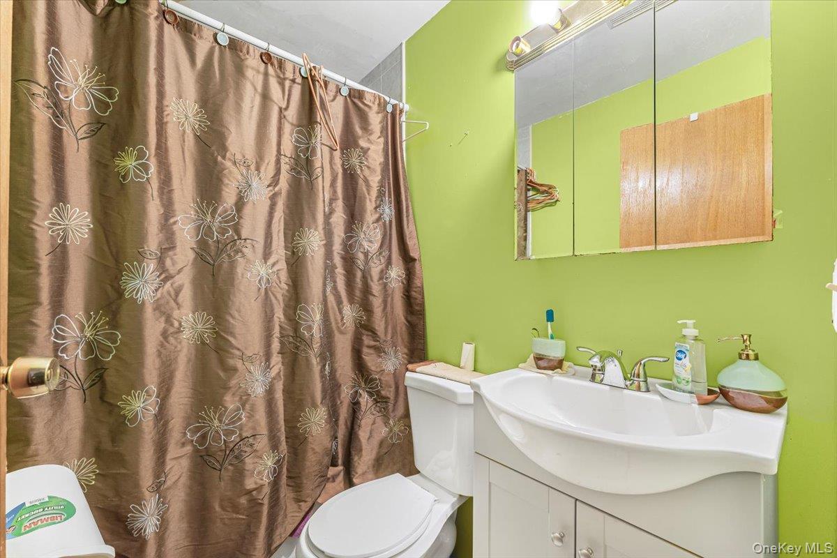 #18 photo, 977 E 179th Street, Bronx , NY 10460