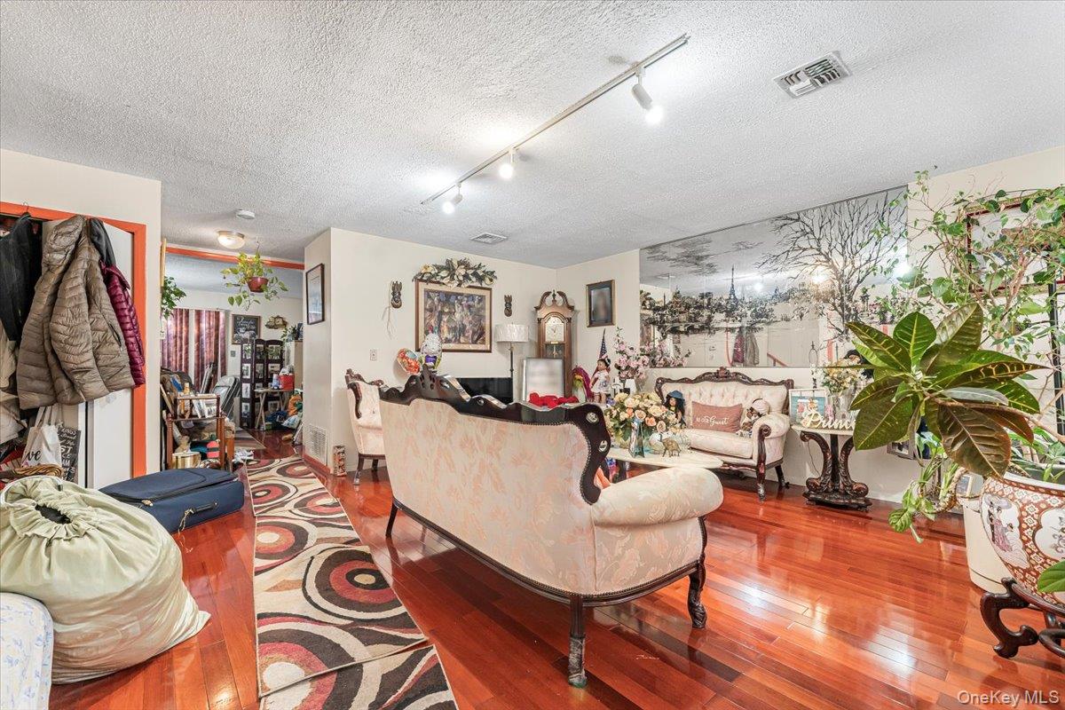 #4 photo, 977 E 179th Street, Bronx , NY 10460