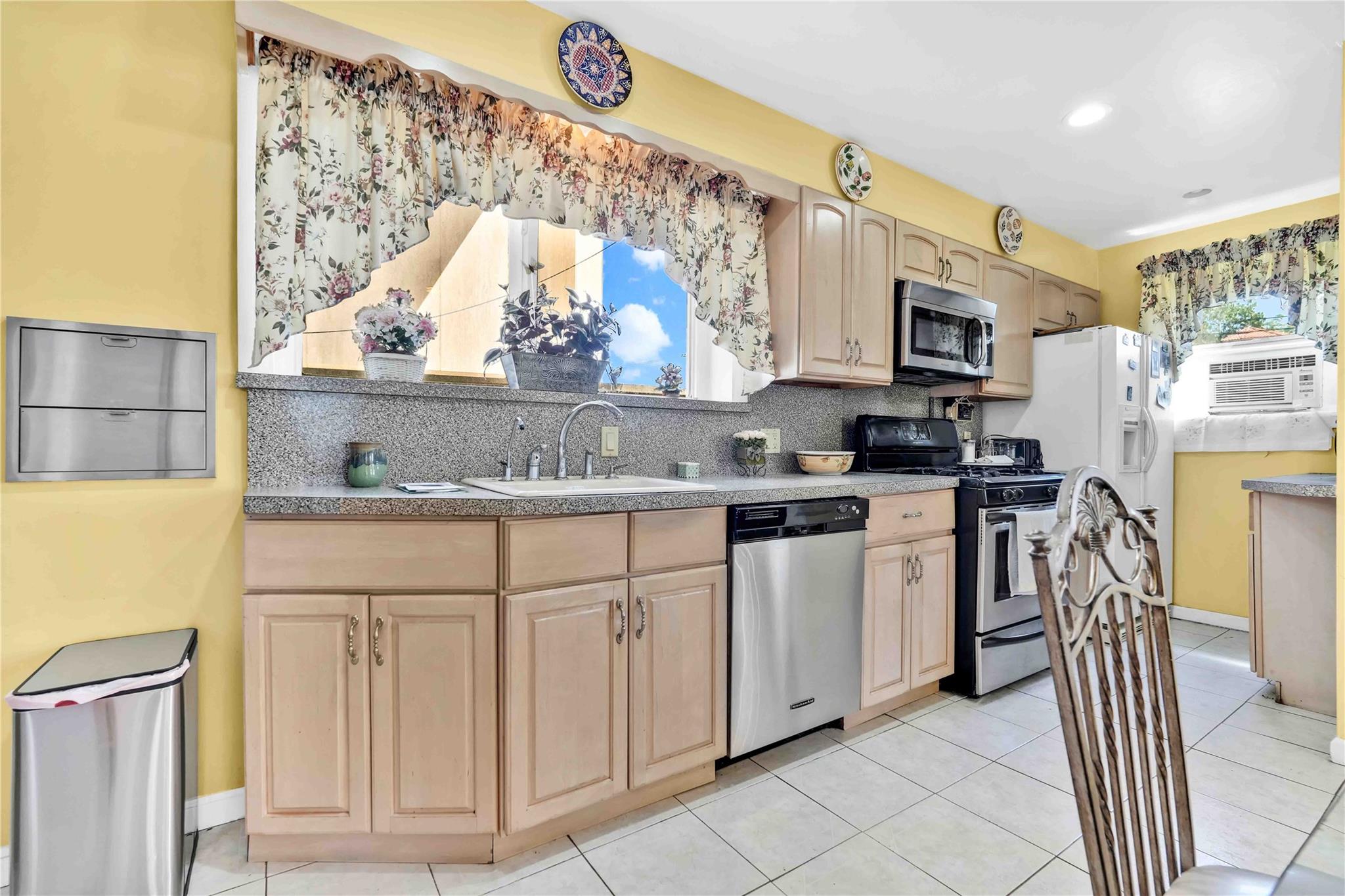 #11 photo, 95 Malba Drive, Malba , NY 11357