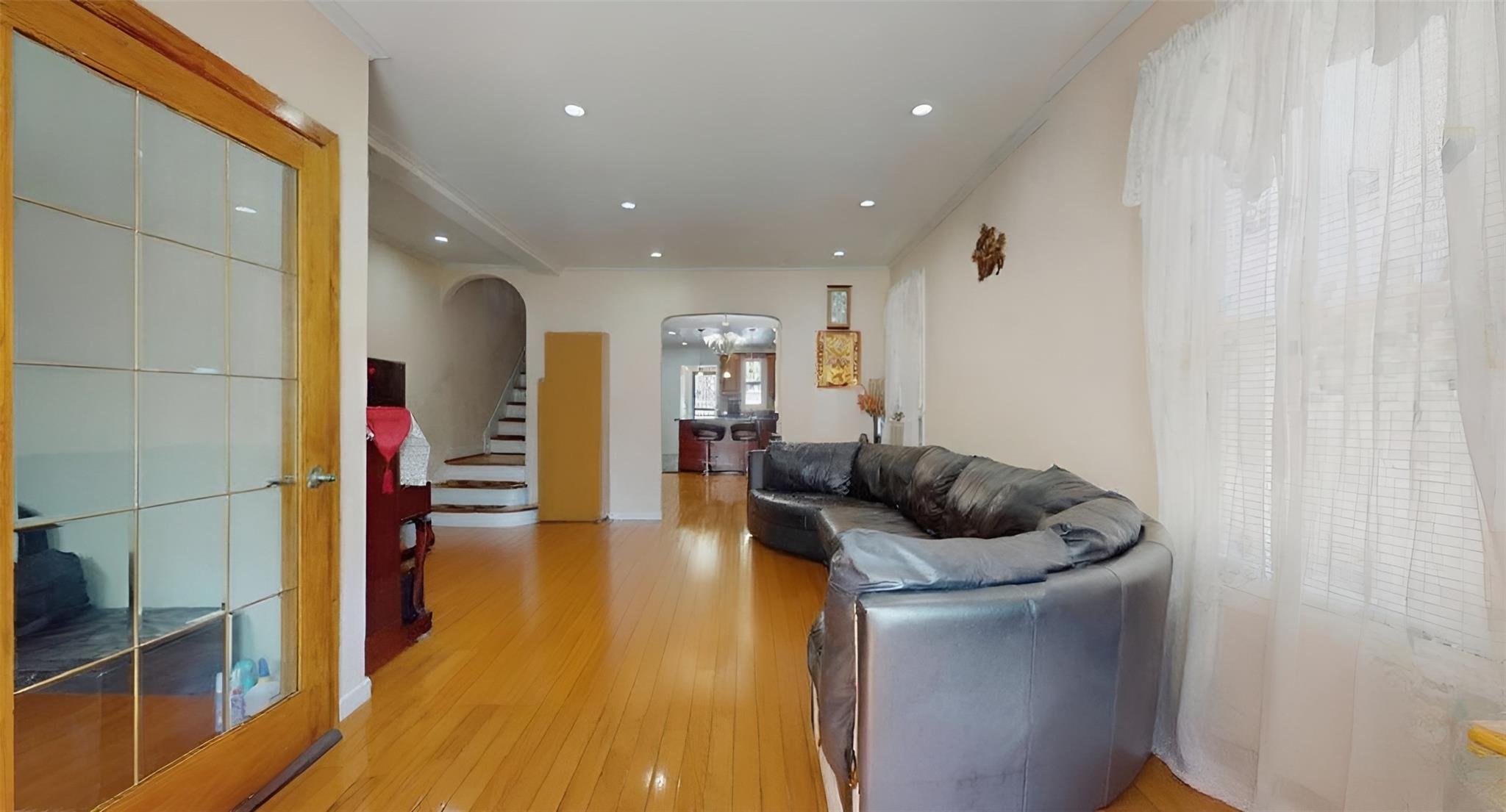 #3 photo, 68-37 Kessel Street, クイーンズ区 Forest Hills , NY 11375