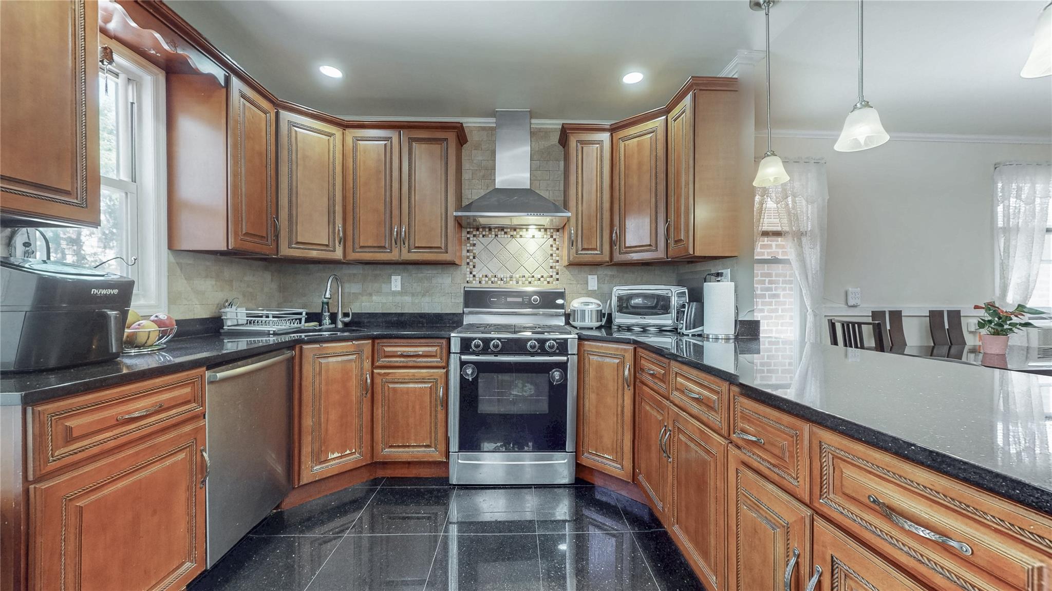 #9 photo, 68-37 Kessel Street, クイーンズ区 Forest Hills , NY 11375